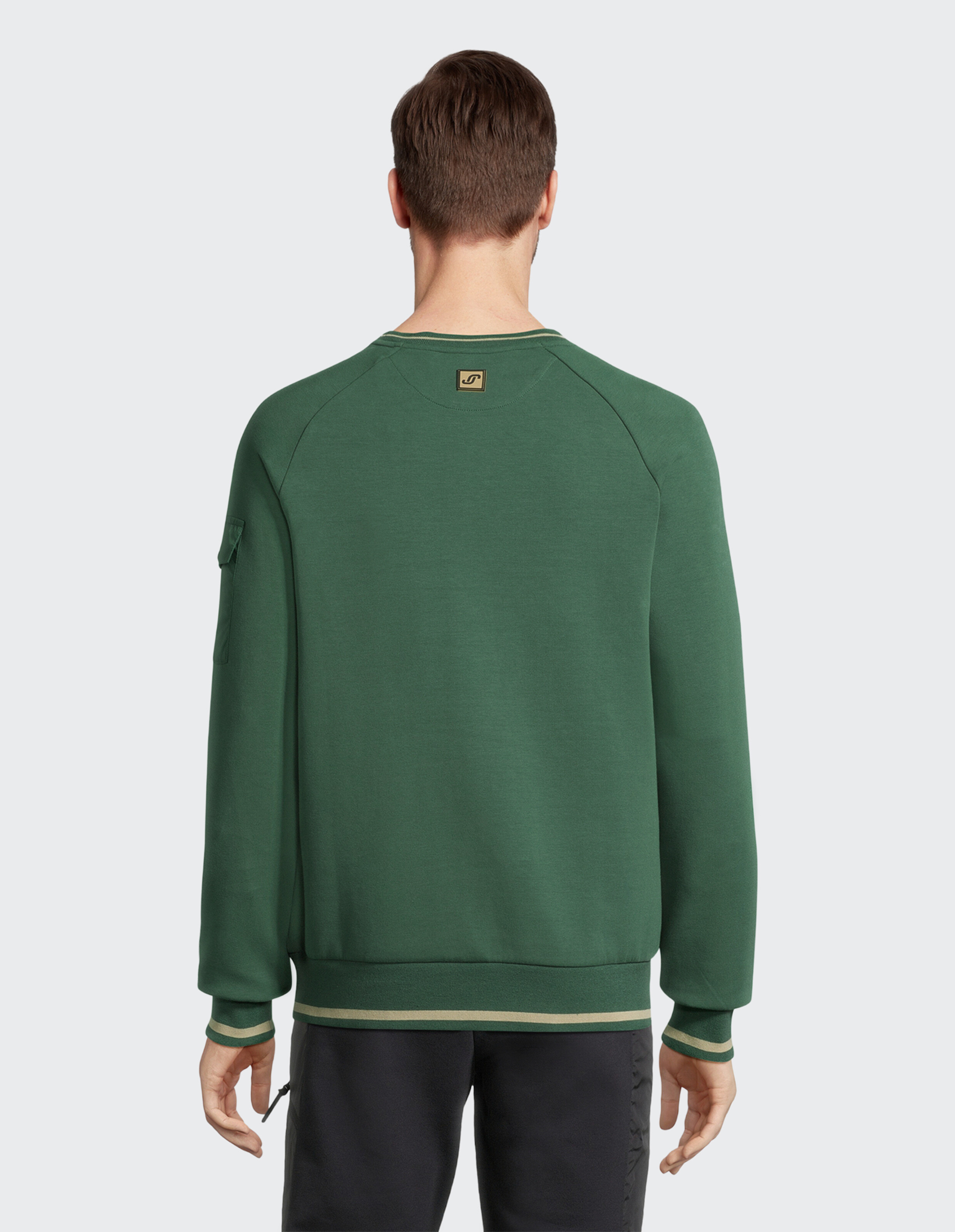 Rückansicht eines Mannes, der ein grünes Freizeit-Sweatshirt mit gerippten Bündchen trägt.