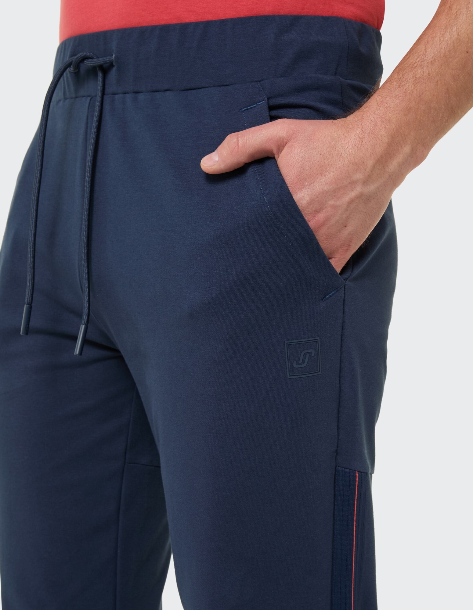 Nahaufnahme einer dunkelblauen Freizeithose mit Taschen und Kordelzug in der Taille, ideal zum Entspannen.