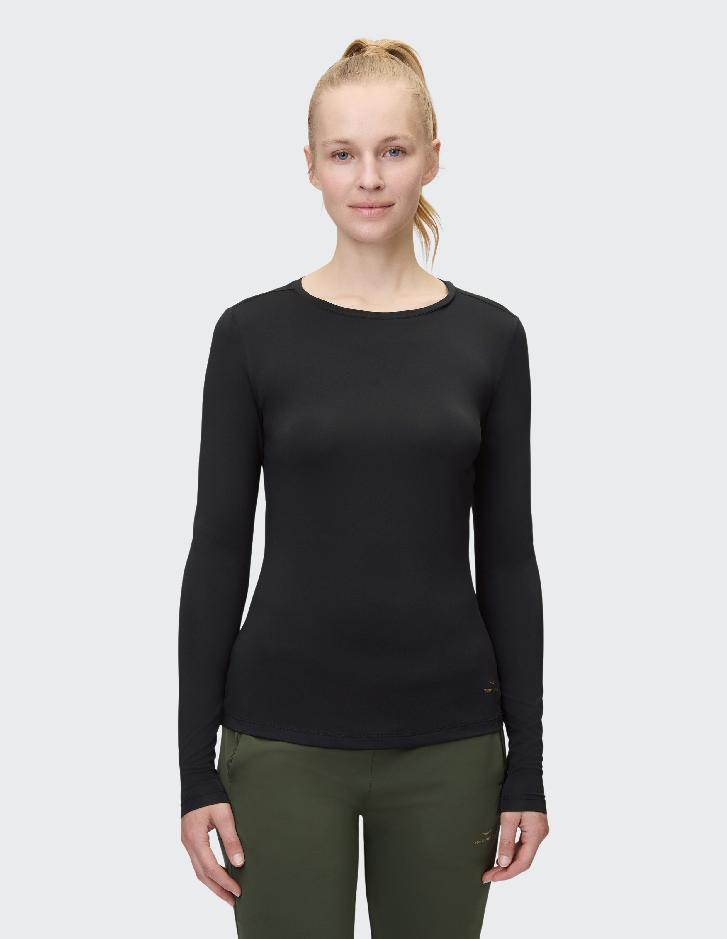 Frau trägt ein schwarzes Langarmoberteil, perfekt für Freizeitkleidung oder Lagenlook.