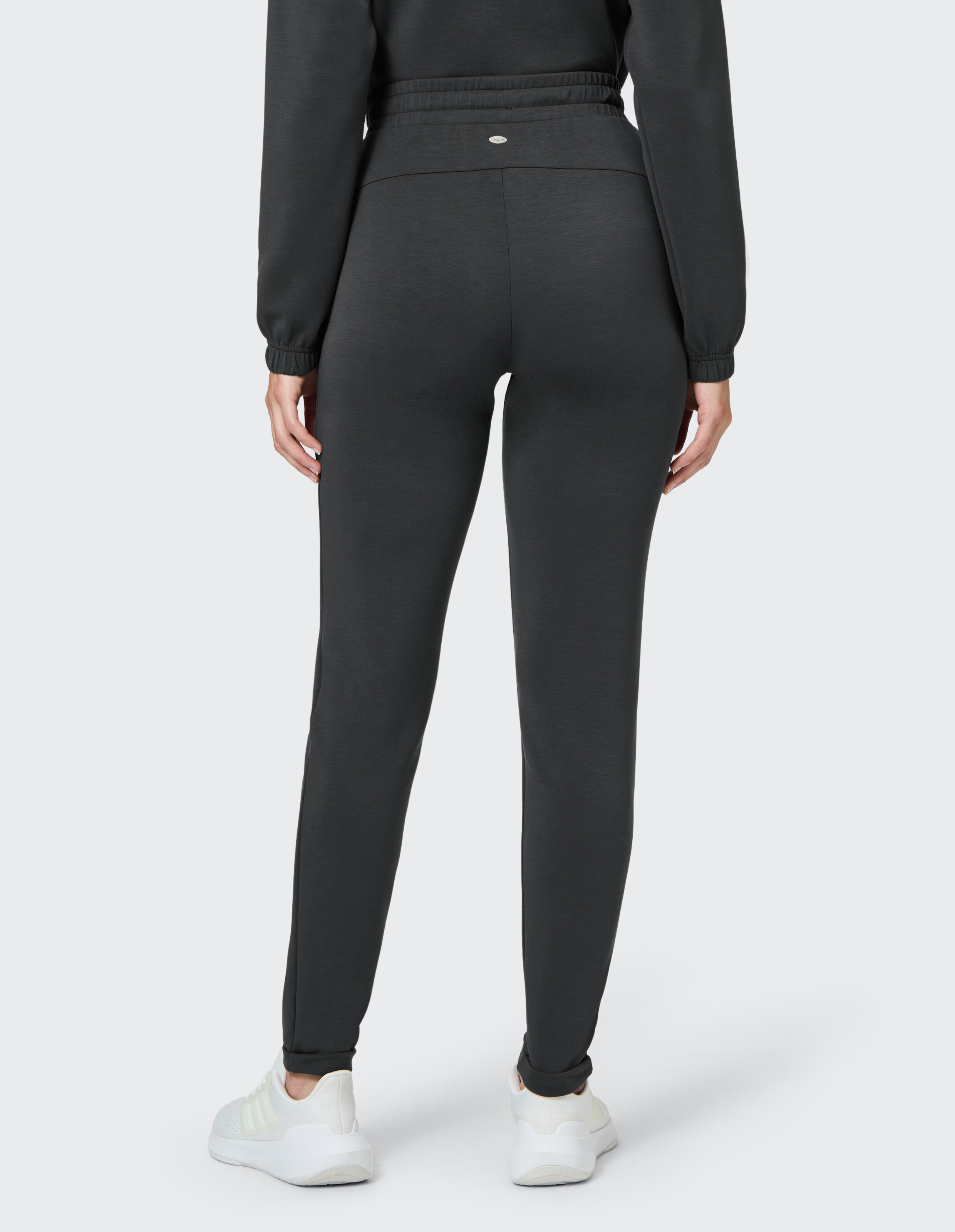 Rückansicht der Venice Beach Lyda Jogginghose in Schwarz, ideal für gemütliche Freizeitkleidung.