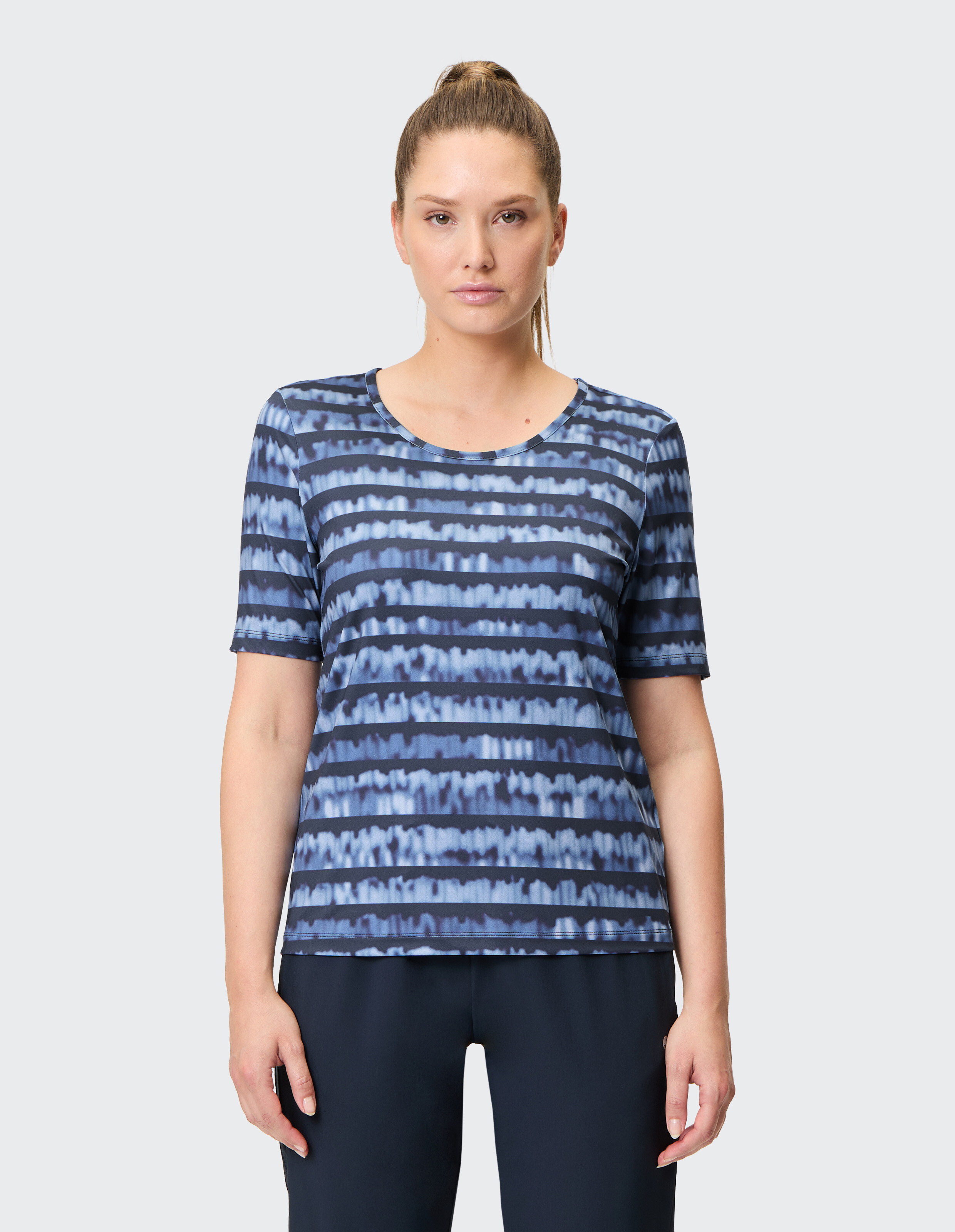 Blau und weiß gestreiftes T-Shirt mit kurzen Ärmeln und rundem Ausschnitt, aus leichtem Material in welligem Muster.