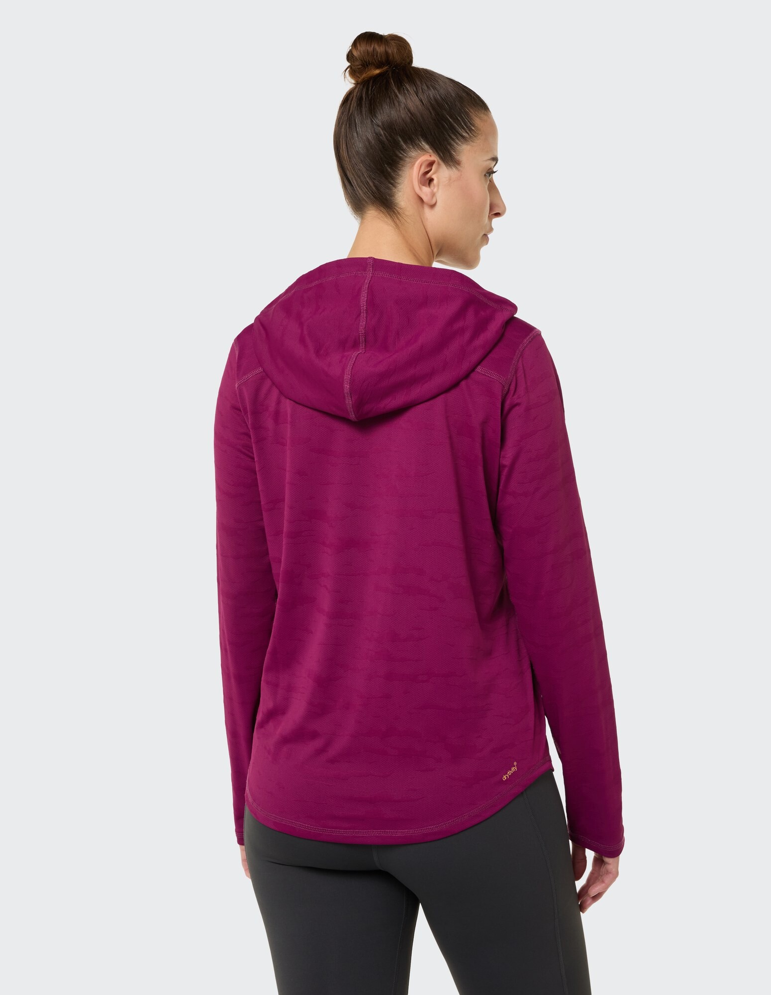 Rückansicht einer Frau in einem kuscheligen lila Kapuzenpullover, perfekt für Freizeitkleidung.