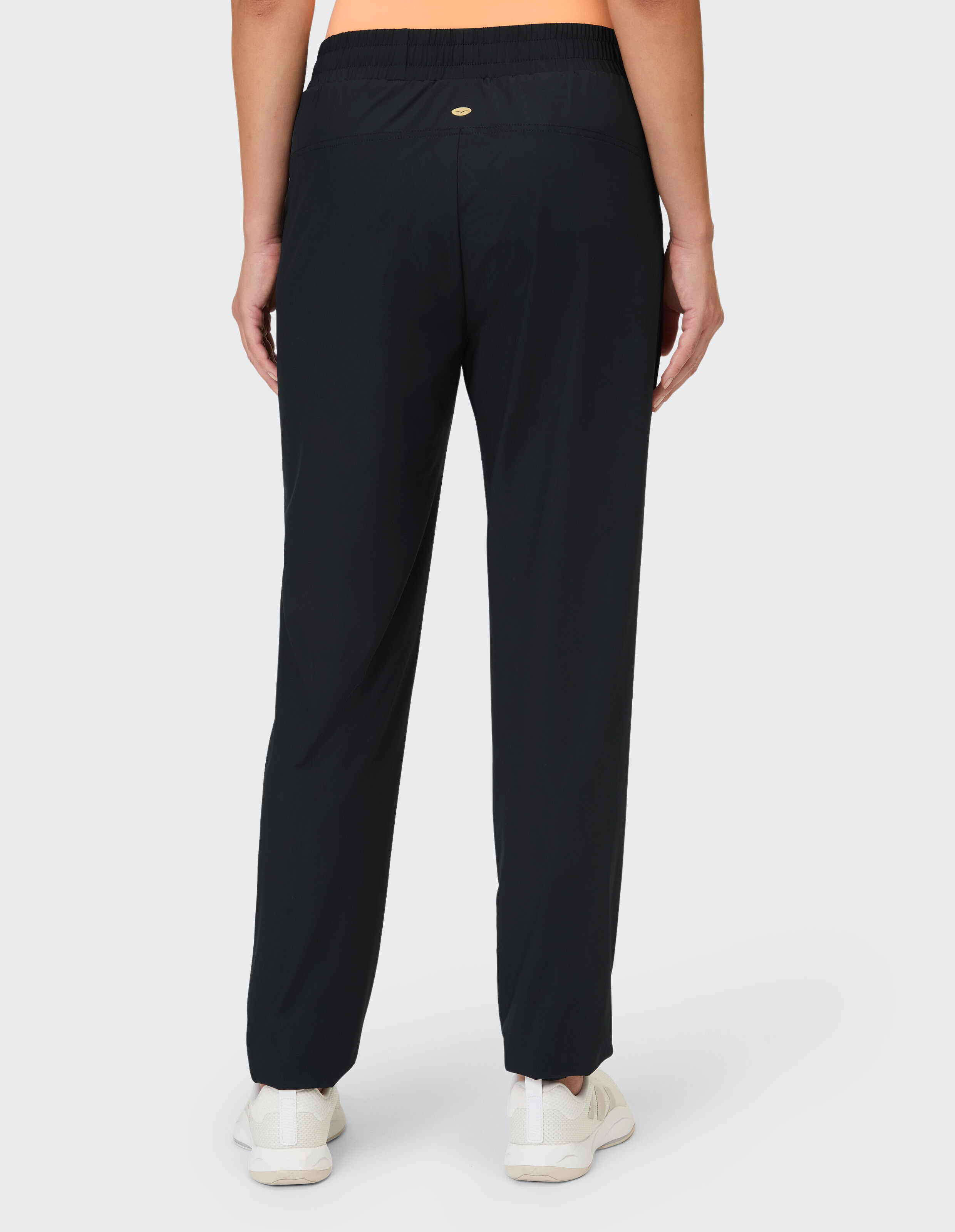 Rückansicht einer schwarzen, lässigen Loungehose mit elastischem Bund und bequemer Passform.