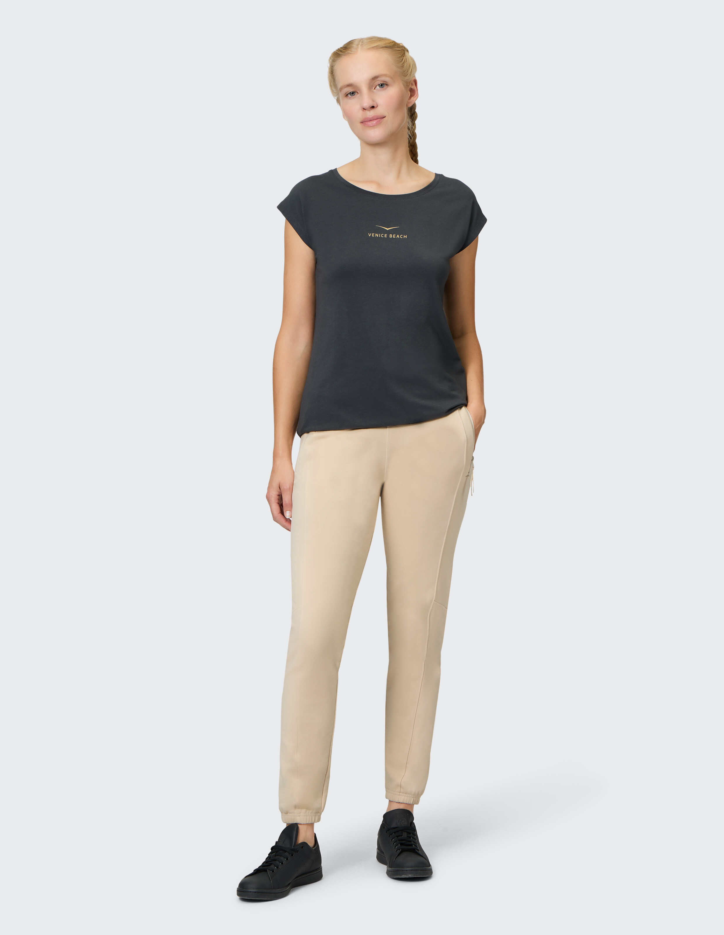 Frau trägt beige Jogginghose von Venice Beach Constance für einen gemütlichen, lässigen Look.