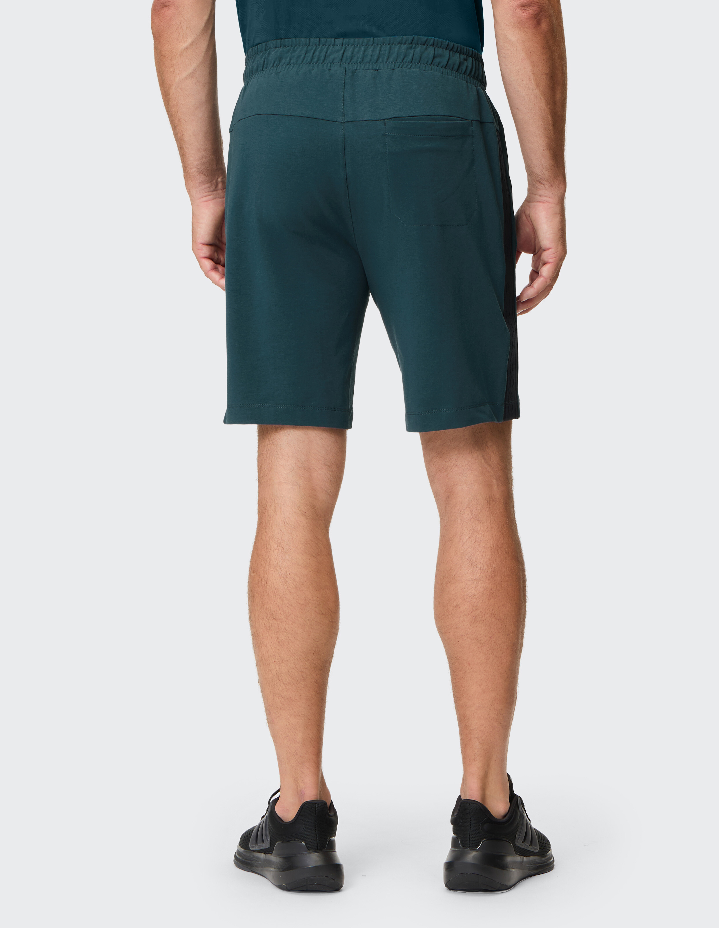 Dunkelgrüne Shorts mit Elastikbund und Kordelzug, schlichtes Design, aus weichem Material mit seitlichen Taschen.