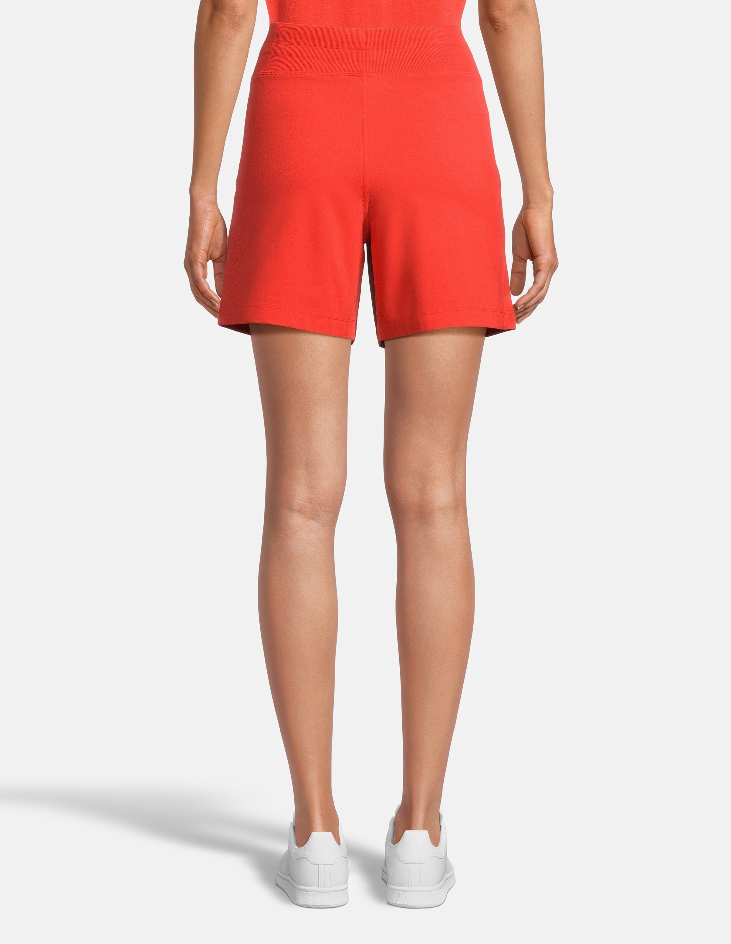Rückansicht roter Freizeitshorts für Damen, perfekt zum Faulenzen oder Reisen.