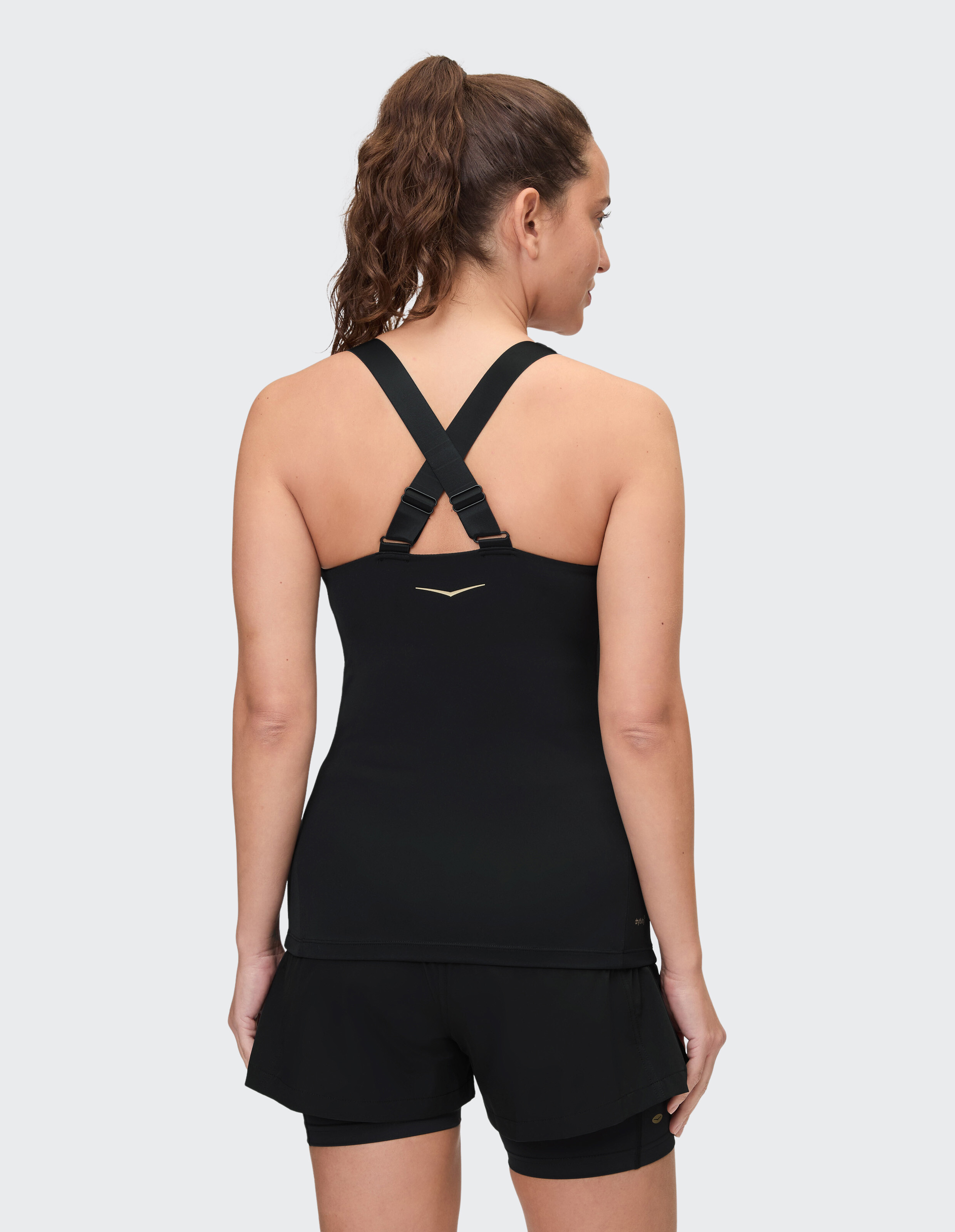 Rückansicht des schwarzen Tanktops „Venice Beach Virginina“ mit überkreuzten Trägern am Rücken.