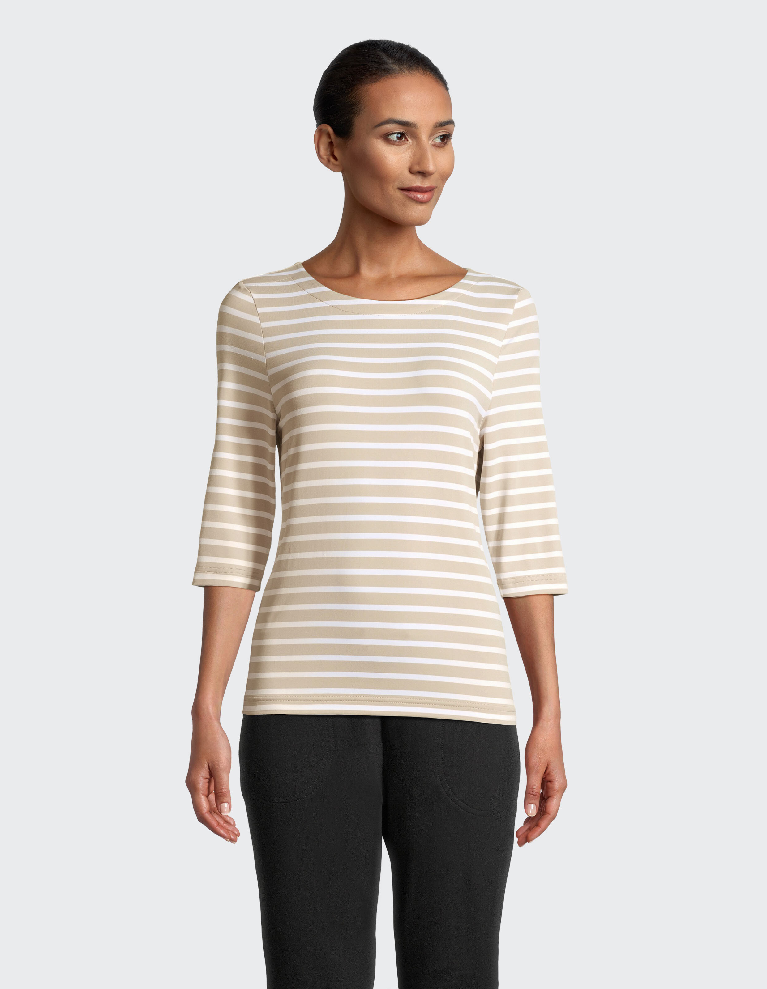 Beigefarbenes T-Shirt mit weißen, horizontalen Streifen und dreiviertellangen Ärmeln, schlicht und klassisch gestaltet.