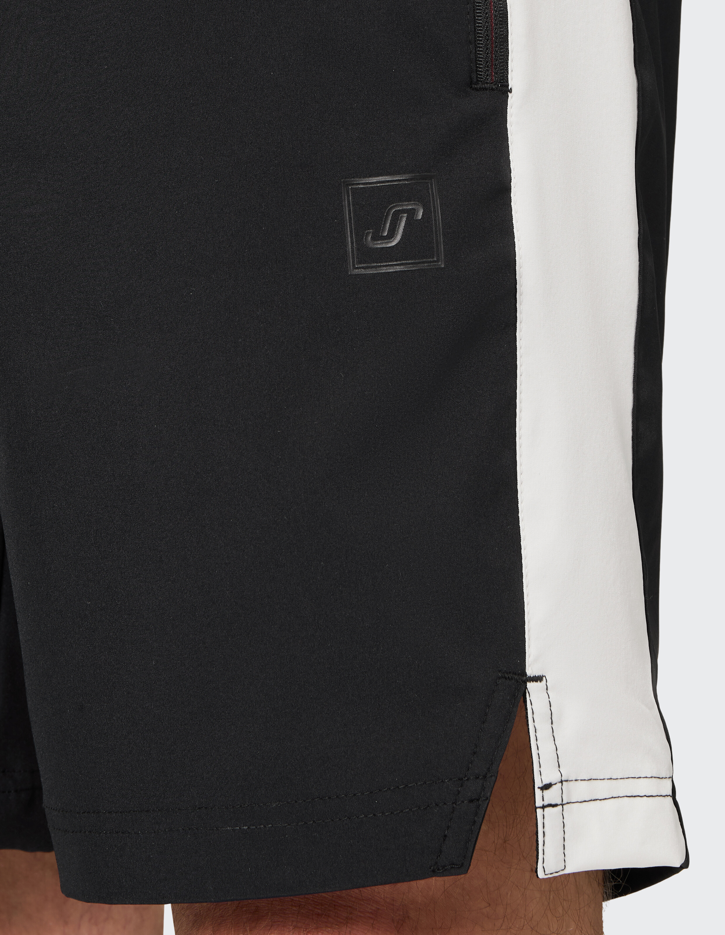 Schwarze Freizeitshorts mit weißem Seitenstreifen und Logo-Detail für aktive Lounge-Kleidung.