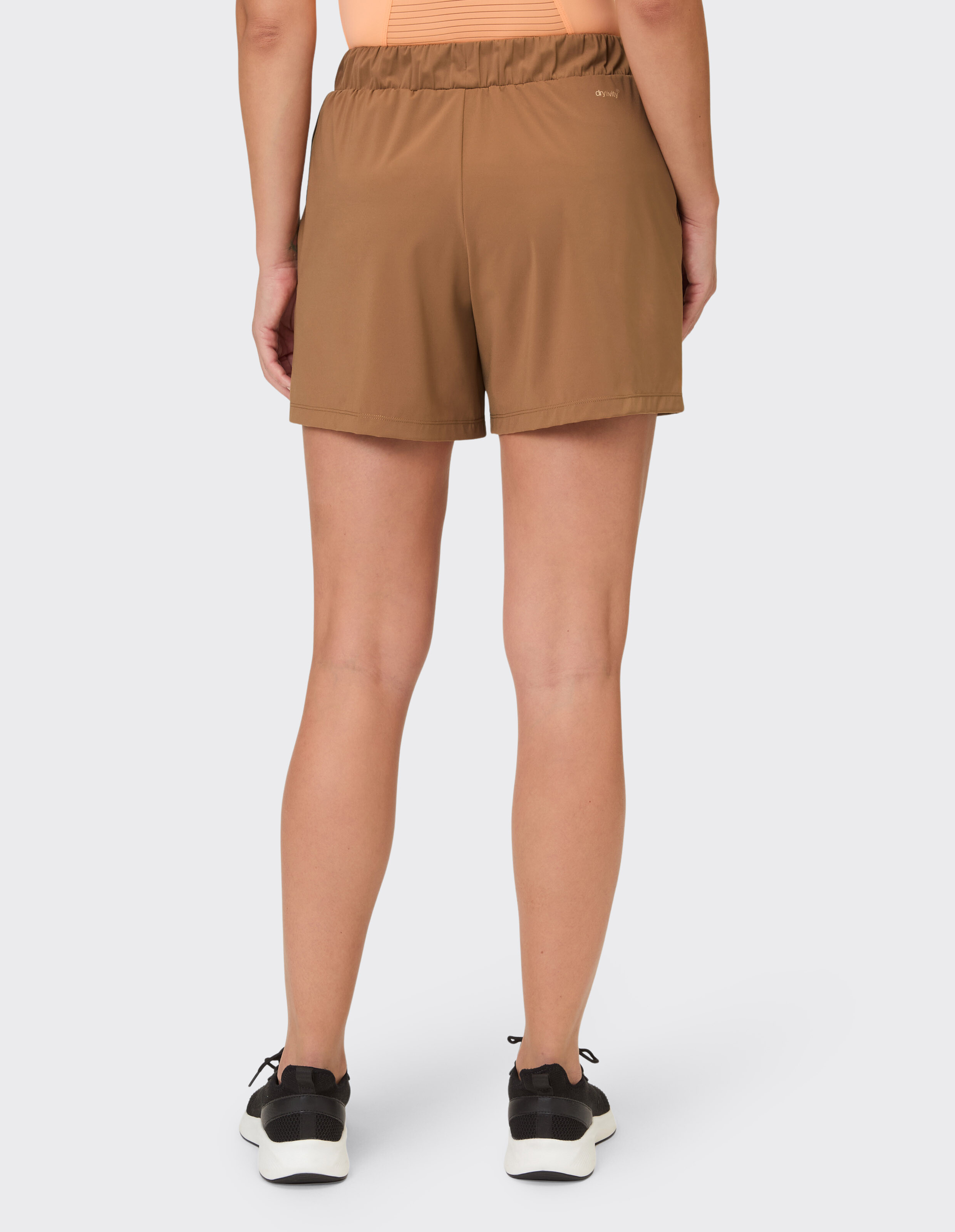Rückansicht brauner, lässiger Sportshorts mit elastischem Bund an einem Modell.
