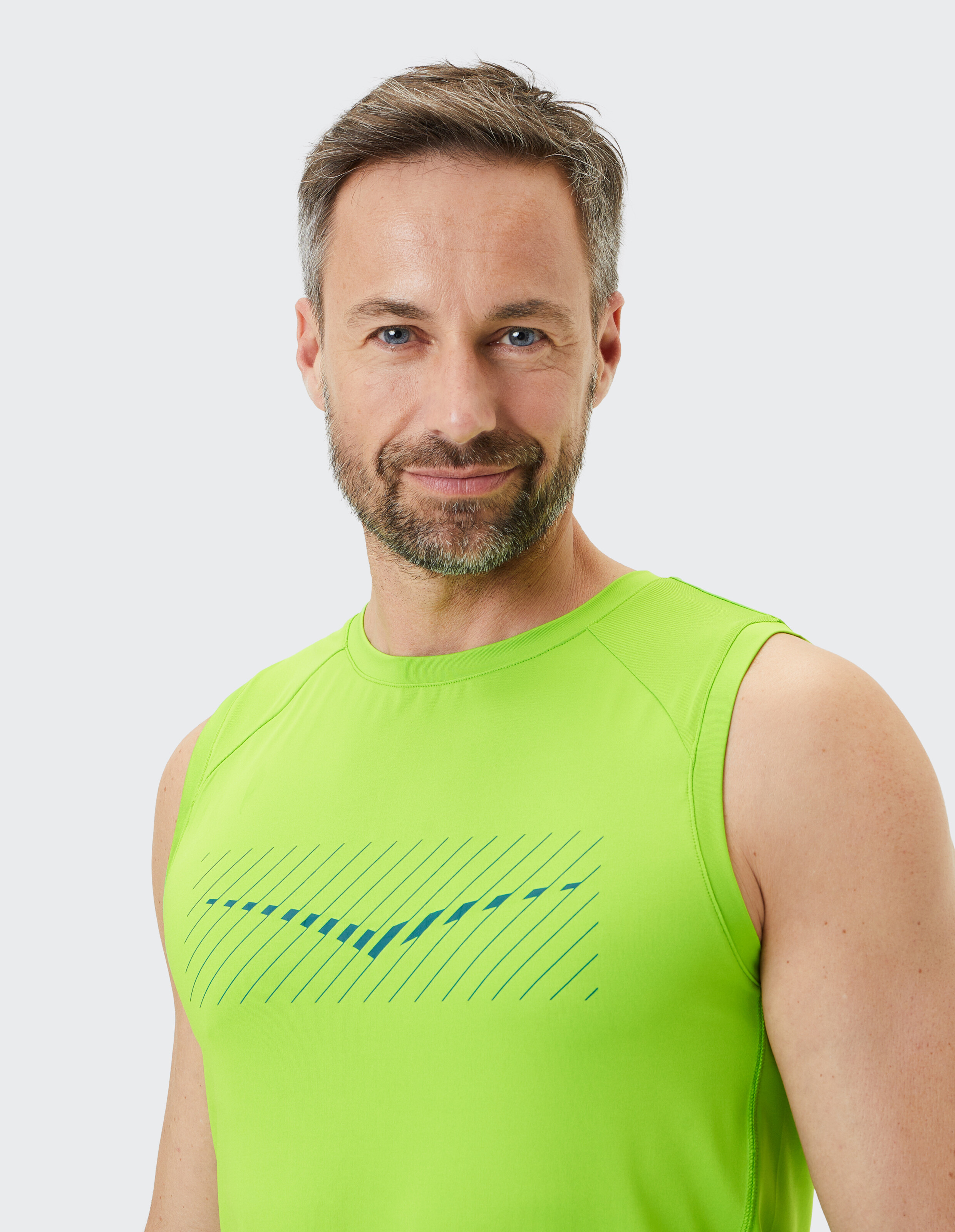 Ärmelloses grünes Sportshirt für Herren mit blauem Grafikdesign, perfekt für Freizeitkleidung.