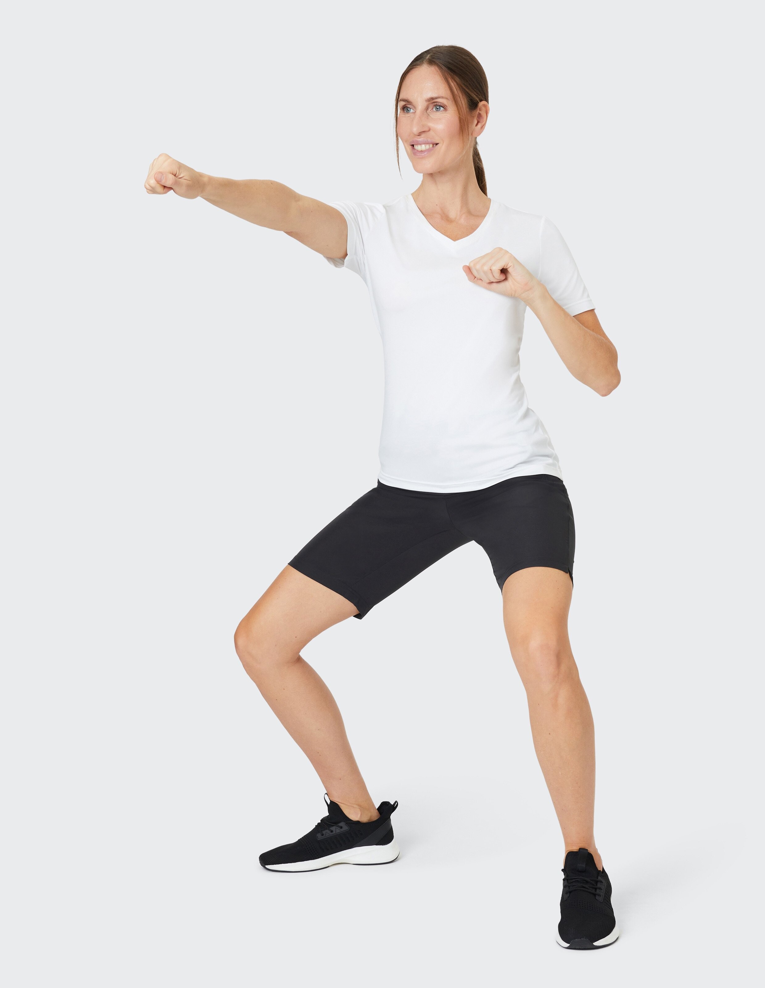 Schwarze, knielange Shorts mit elastischem Bund, Kordelzug und seitlichen Reißverschlusstaschen für einen sportlichen Look.