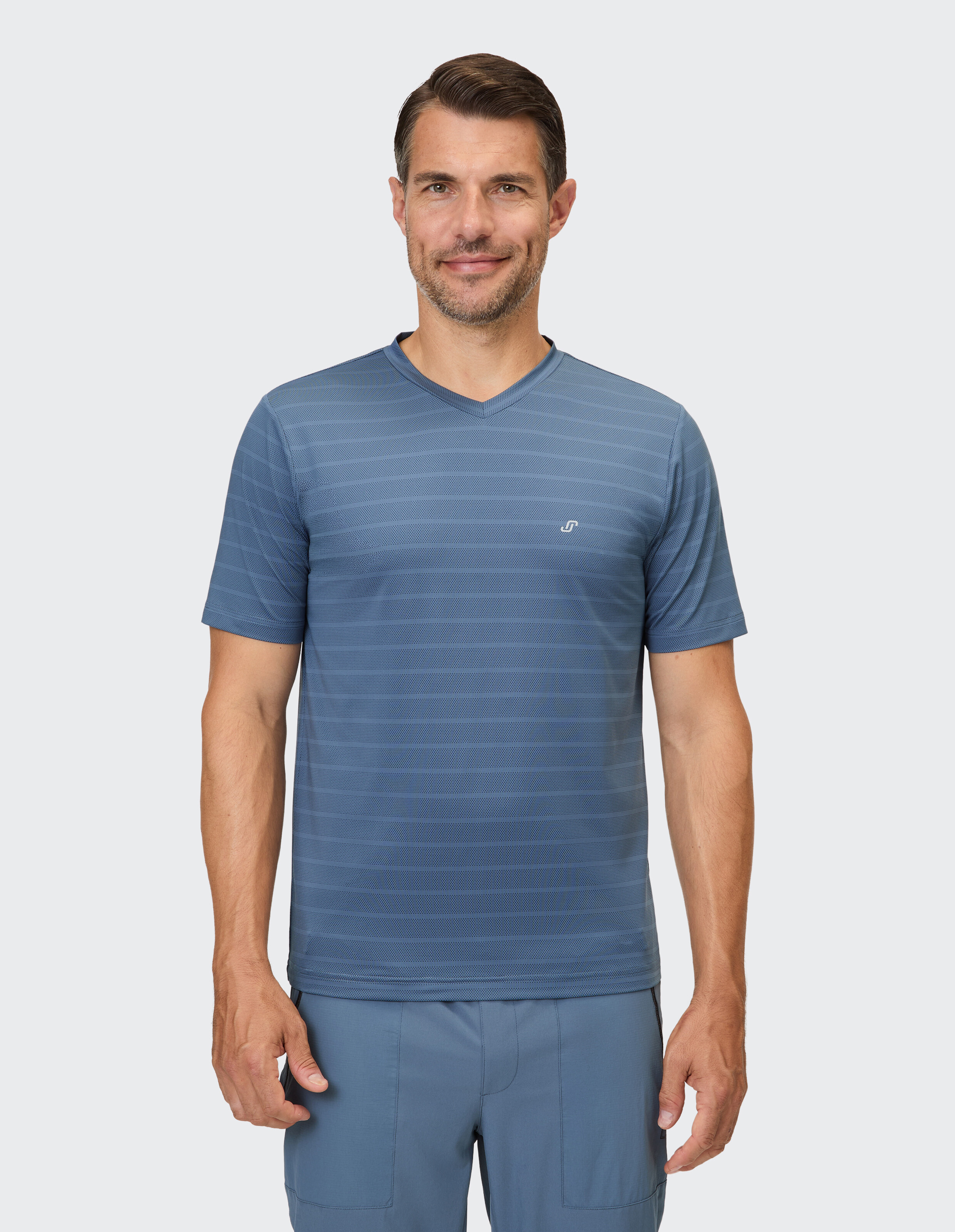 Lässiges, blau gestreiftes Herren-T-Shirt mit V-Ausschnitt, perfekt für entspannte Ausflüge.