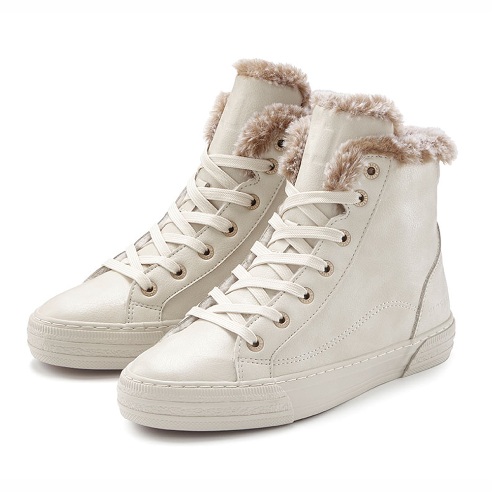 Gemütliche cremefarbene High-Top-Sneaker mit Kunstfellfutter und klassischem Schnürdesign.