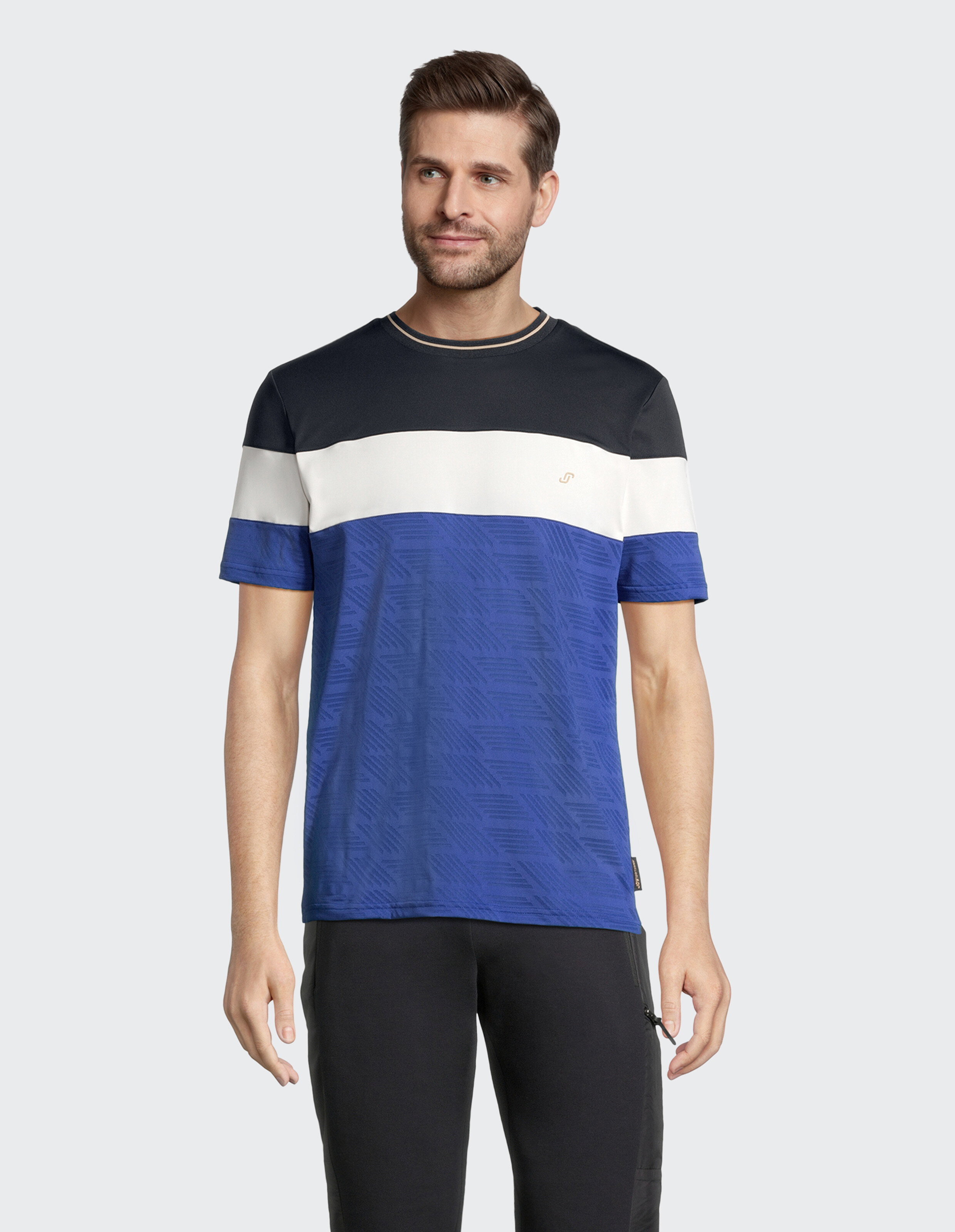 Mann trägt ein blau-weiß-schwarzes, lässiges T-Shirt in Blockfarben mit Strukturmuster.