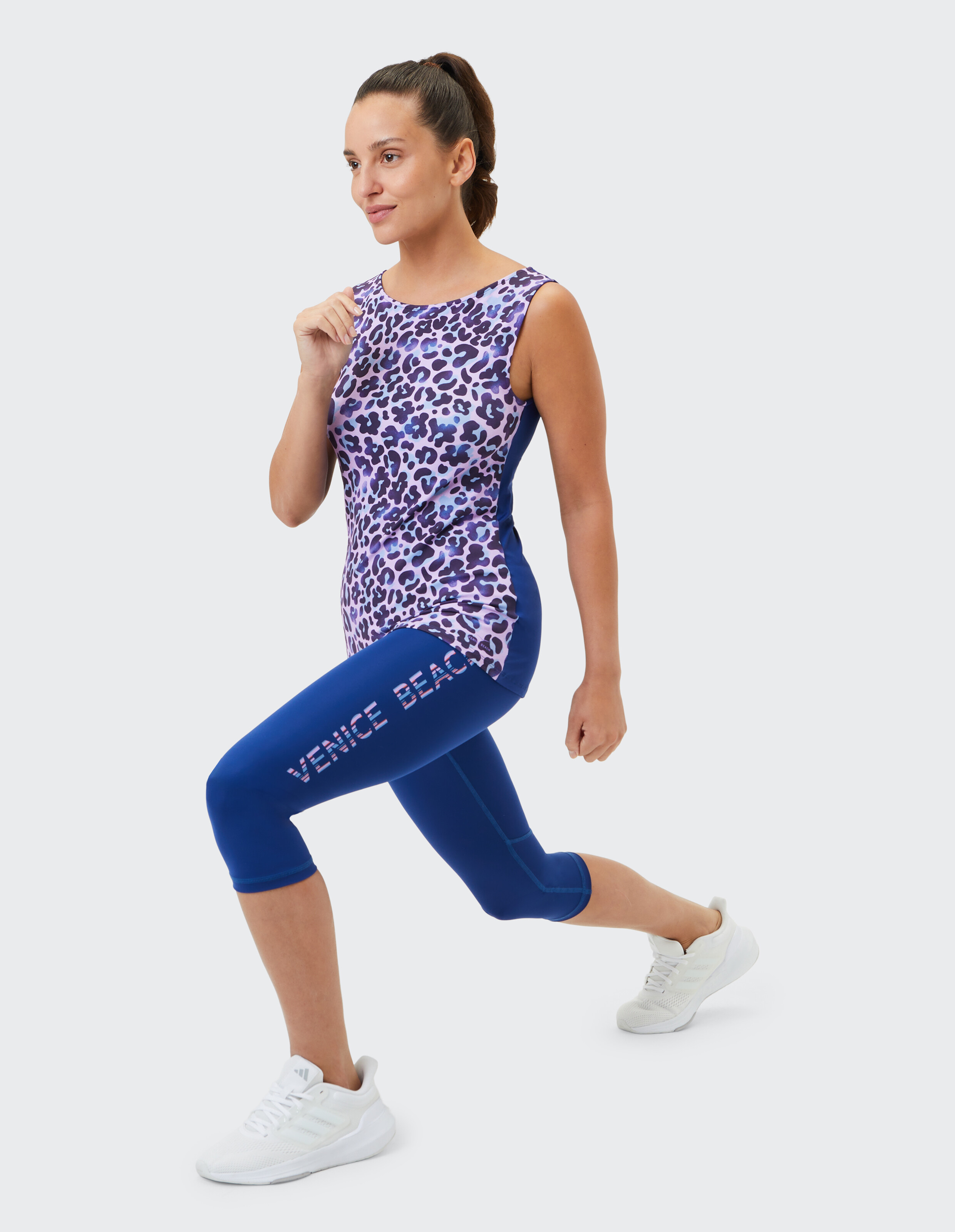 Frau trägt ein violettes Venice Beach Tanktop Kenny mit Leopardenmuster für lässige Fitness.