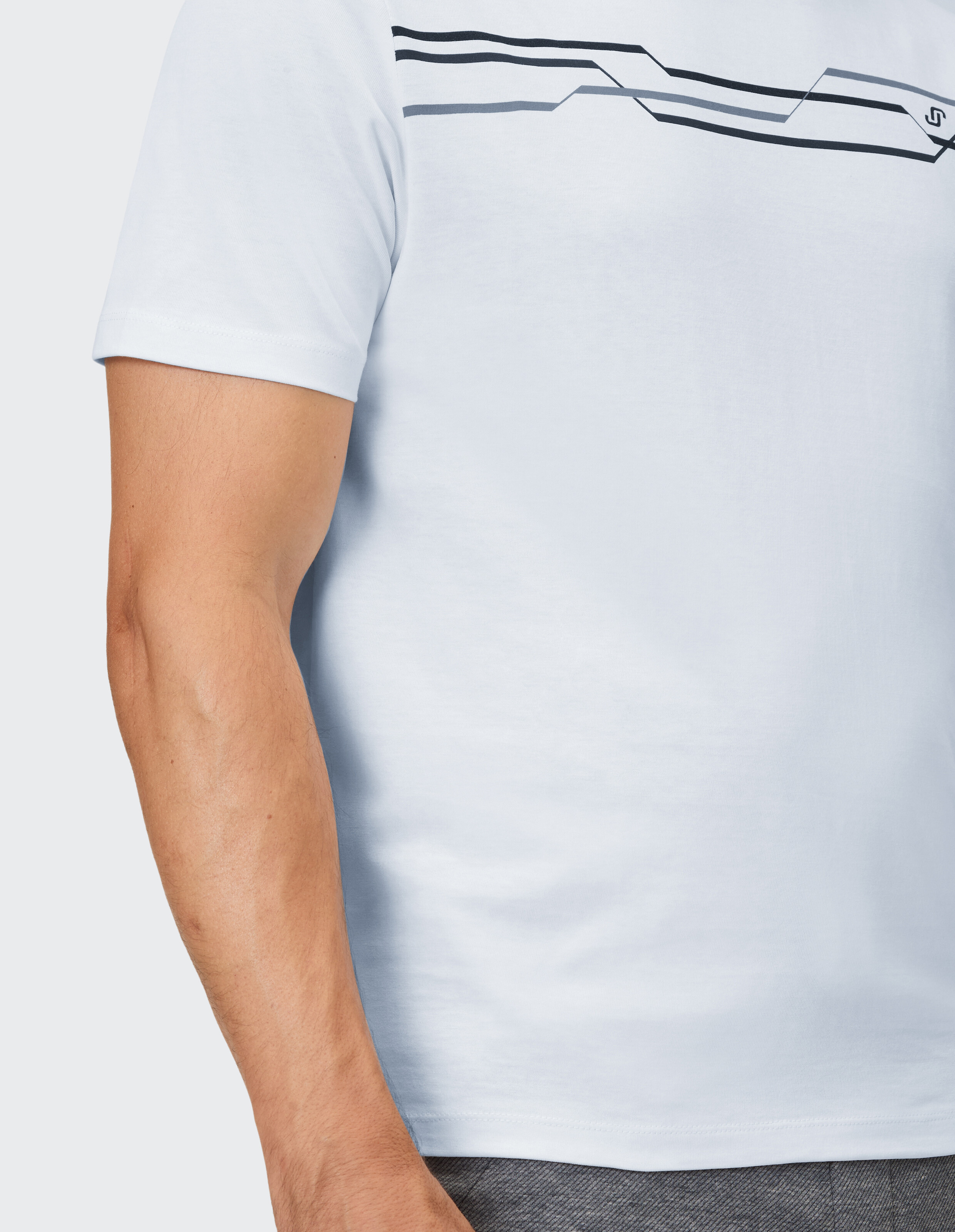 Hellblaues Kurzarm-T-Shirt mit schwarzen grafischen Linien, perfekt für Freizeitkleidung.