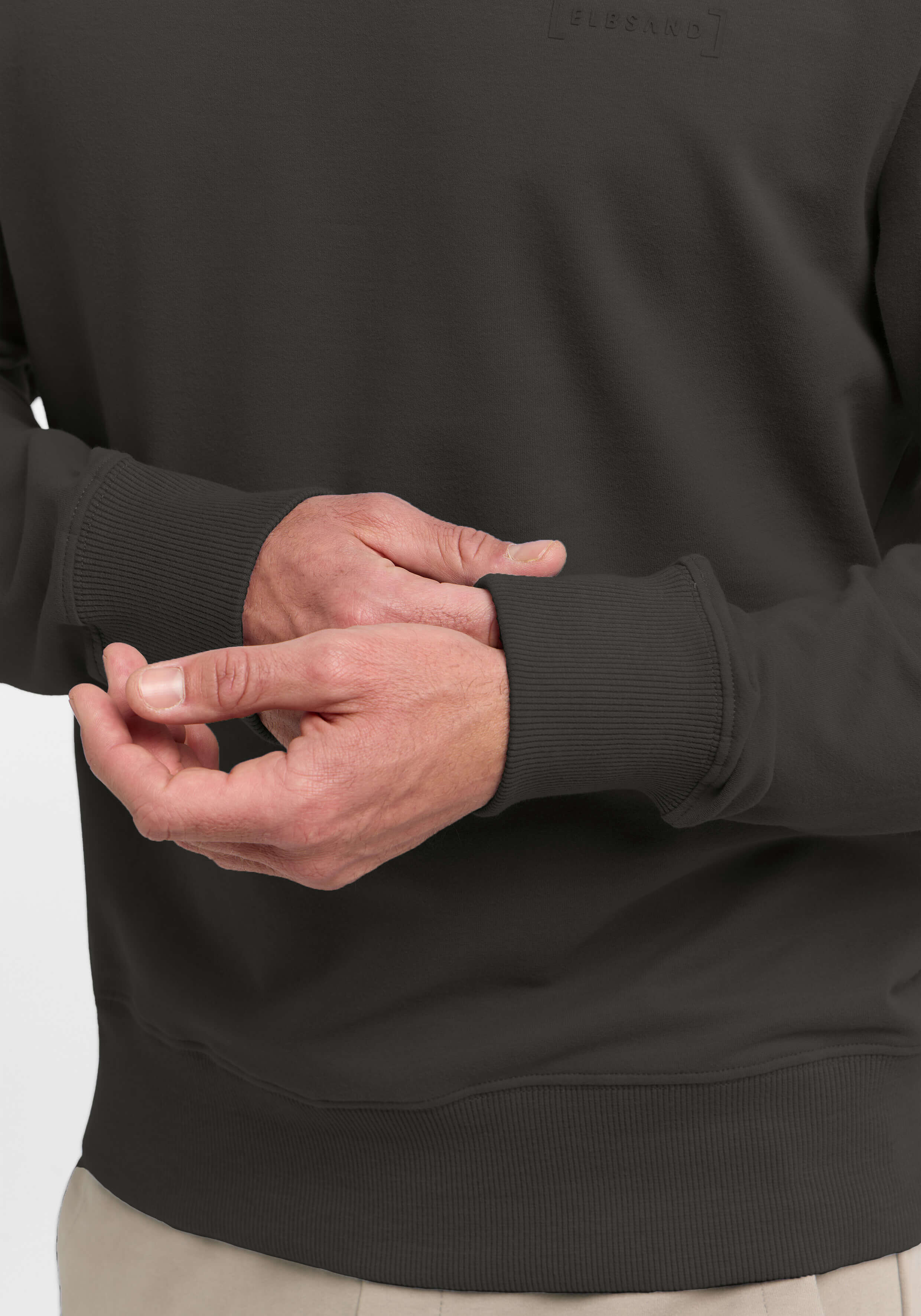 Nahaufnahme eines dunkelgrauen ELBSAND-Sweatshirts mit Rippbündchen für gemütliche Freizeitkleidung.