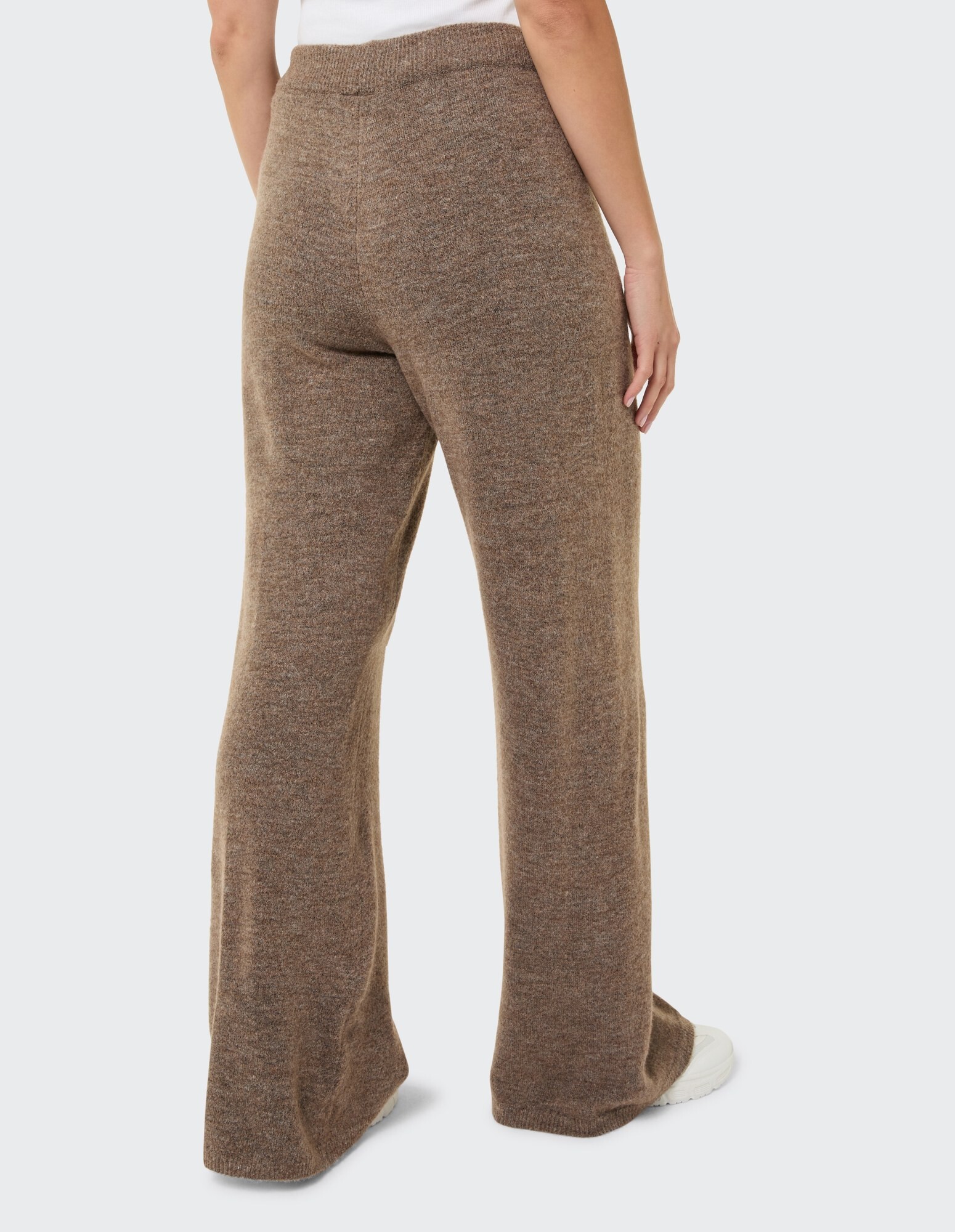 Gemütliche braune Lounge-Hose mit weitem Bein und weicher Textur, perfekt für Freizeitkleidung.