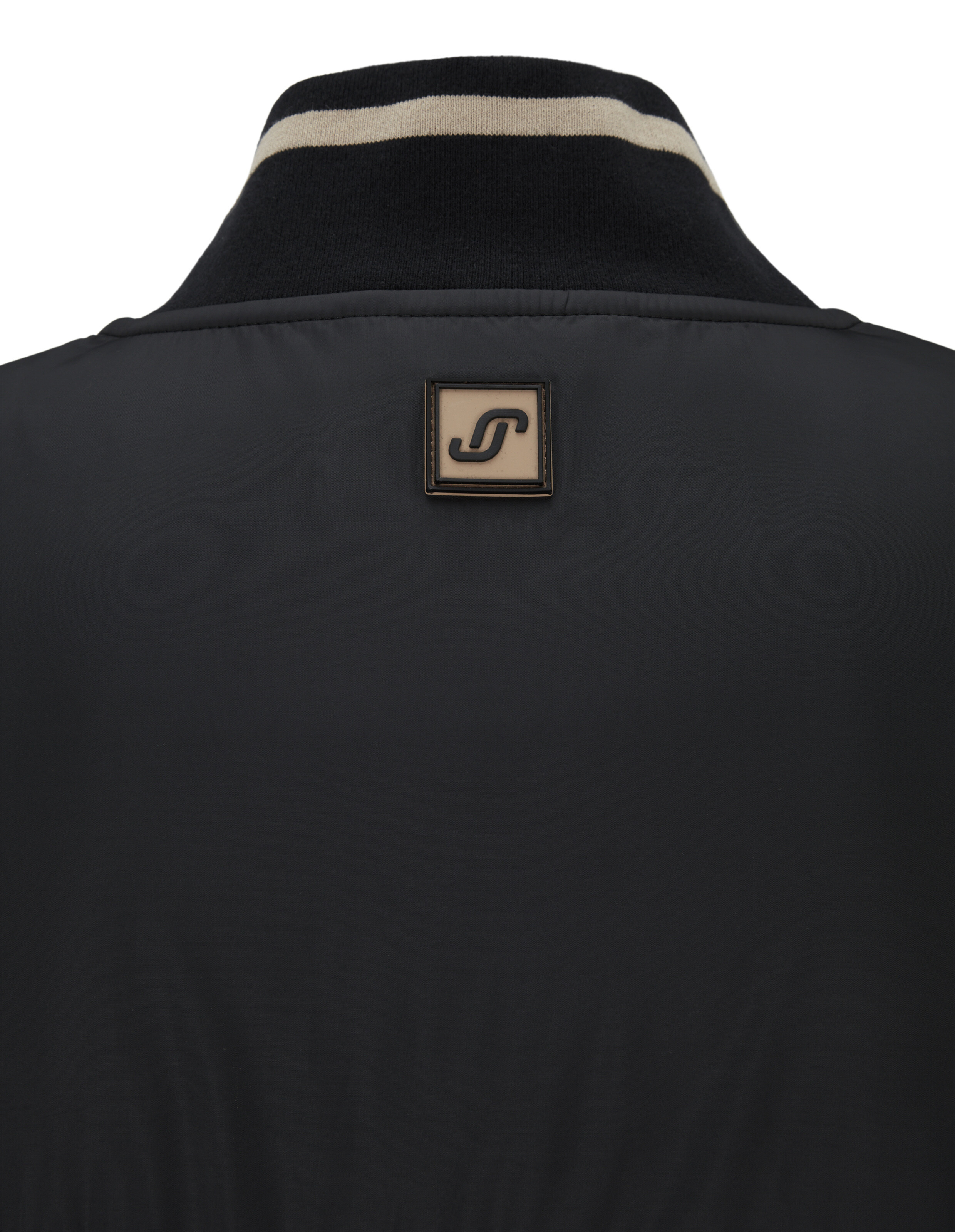 Schwarze Jacke mit Reißverschluss, gestreiftem Kragen und Bündchen, zwei Taschen und dezentem Logo auf der Brust links.