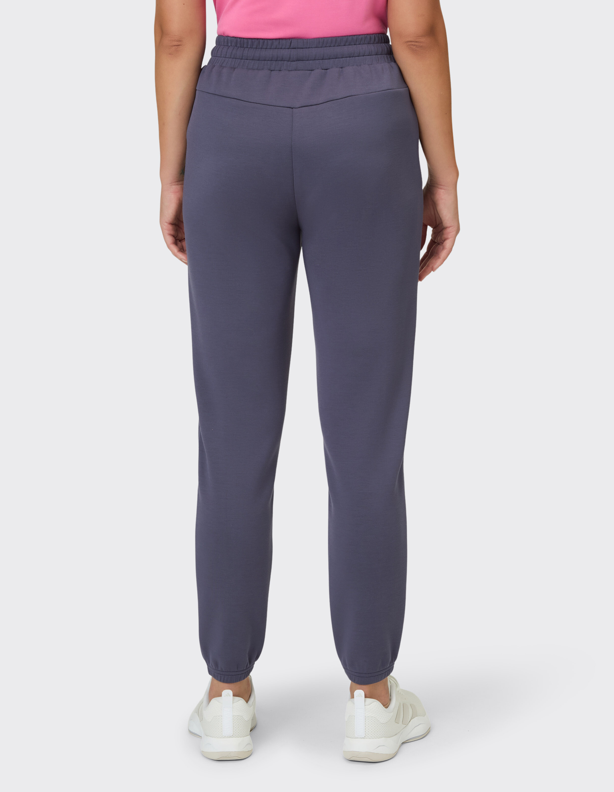 Rückansicht einer dunkelgrauen, gemütlichen Lounge-Jogginghose mit elastischem Bund und Bündchen.