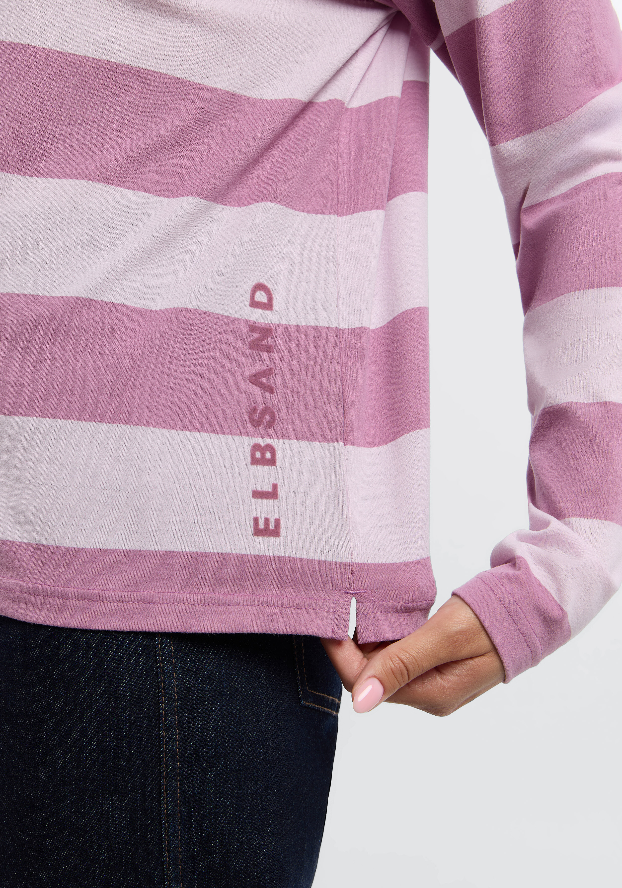 Nahaufnahme eines gemütlichen rosa gestreiften Langarmhemds mit ELBSAND-Logodetail.