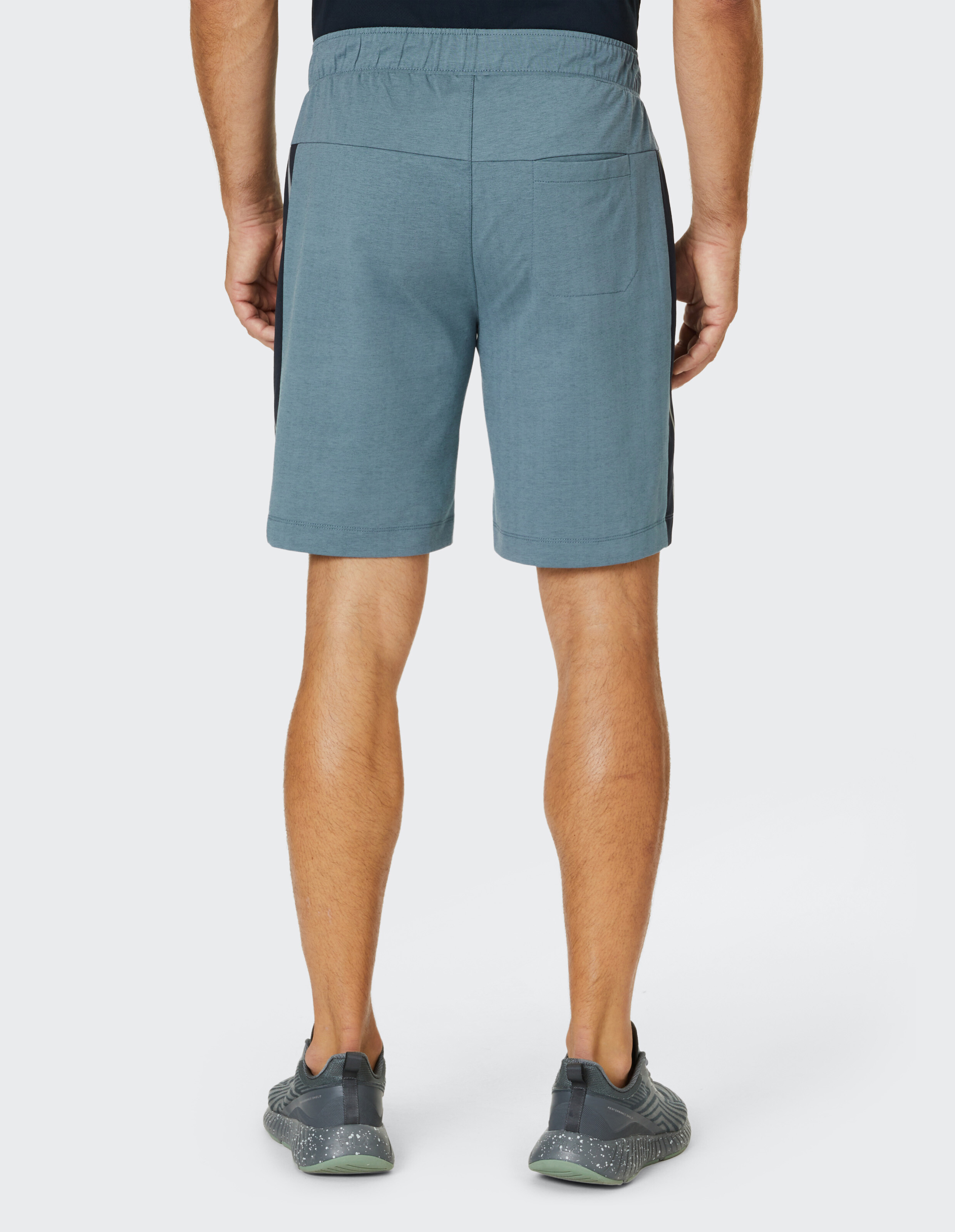 Graue, knielange Shorts mit Kordelzug und elastischem Bund, seitlichen schwarzen Einsätzen für sportlichen Look.