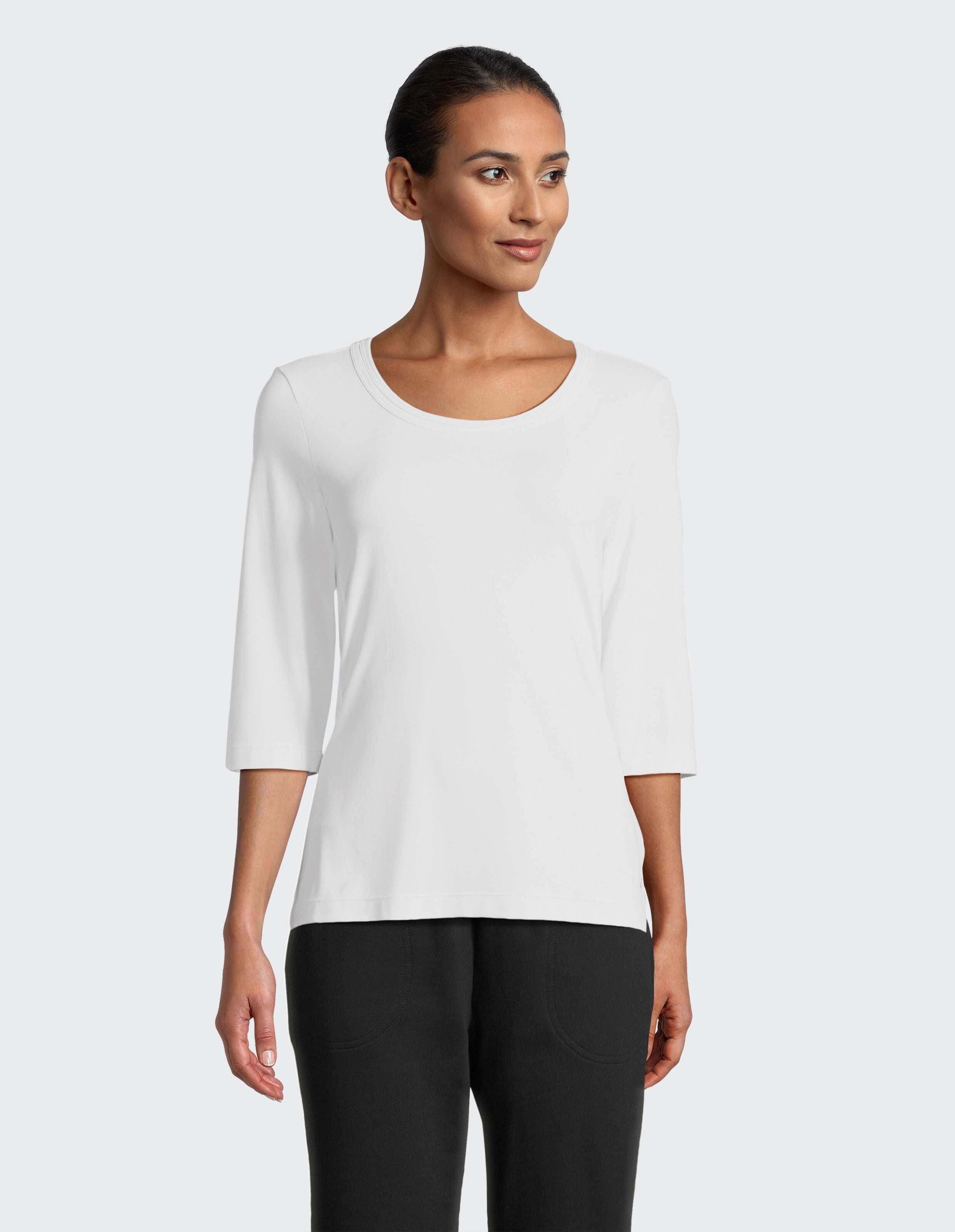 Weißes, schlichtes T-Shirt mit Rundhalsausschnitt und dreiviertellangen Ärmeln, aus glattem Stoff, ideal für lässige Anlässe.