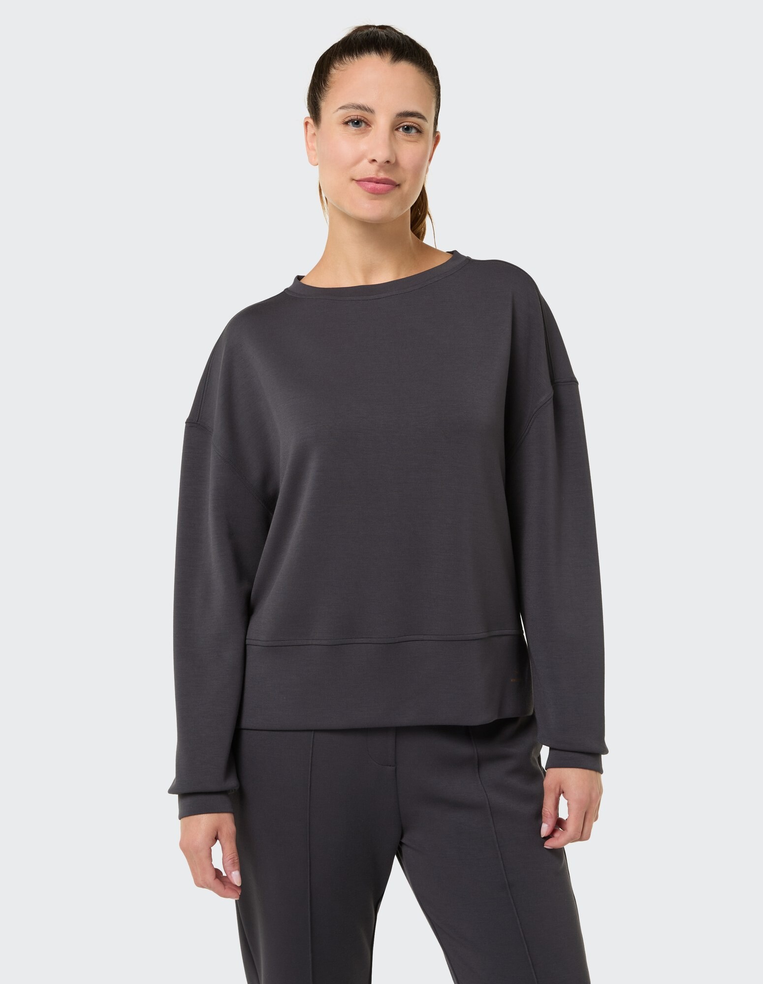 Gemütliches dunkelgraues Sweatshirt mit entspannter Passform, perfekt für den Freizeitgebrauch.