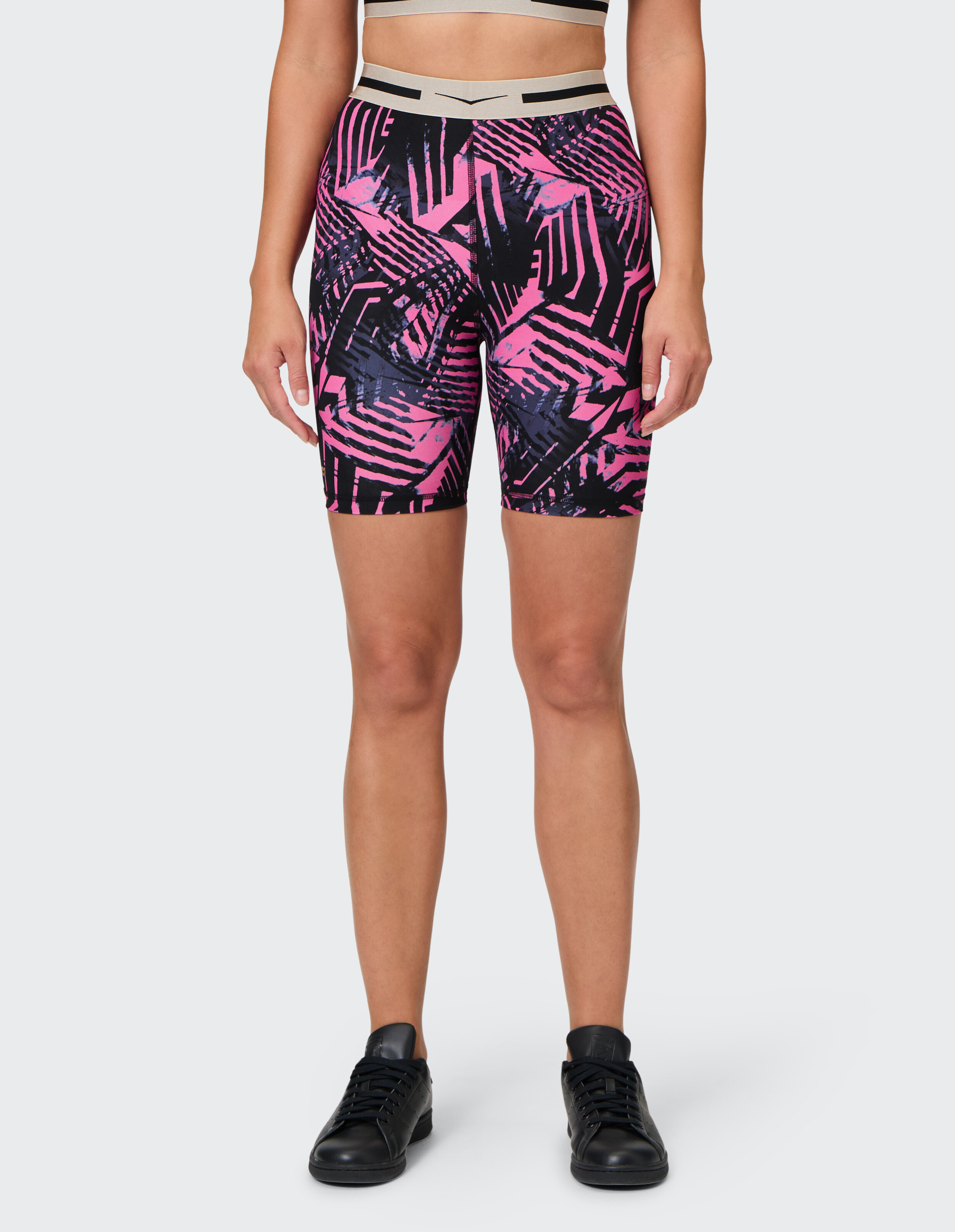 Frau trägt rosa und schwarz gemusterte Bikershorts mit elastischem Markenbund.