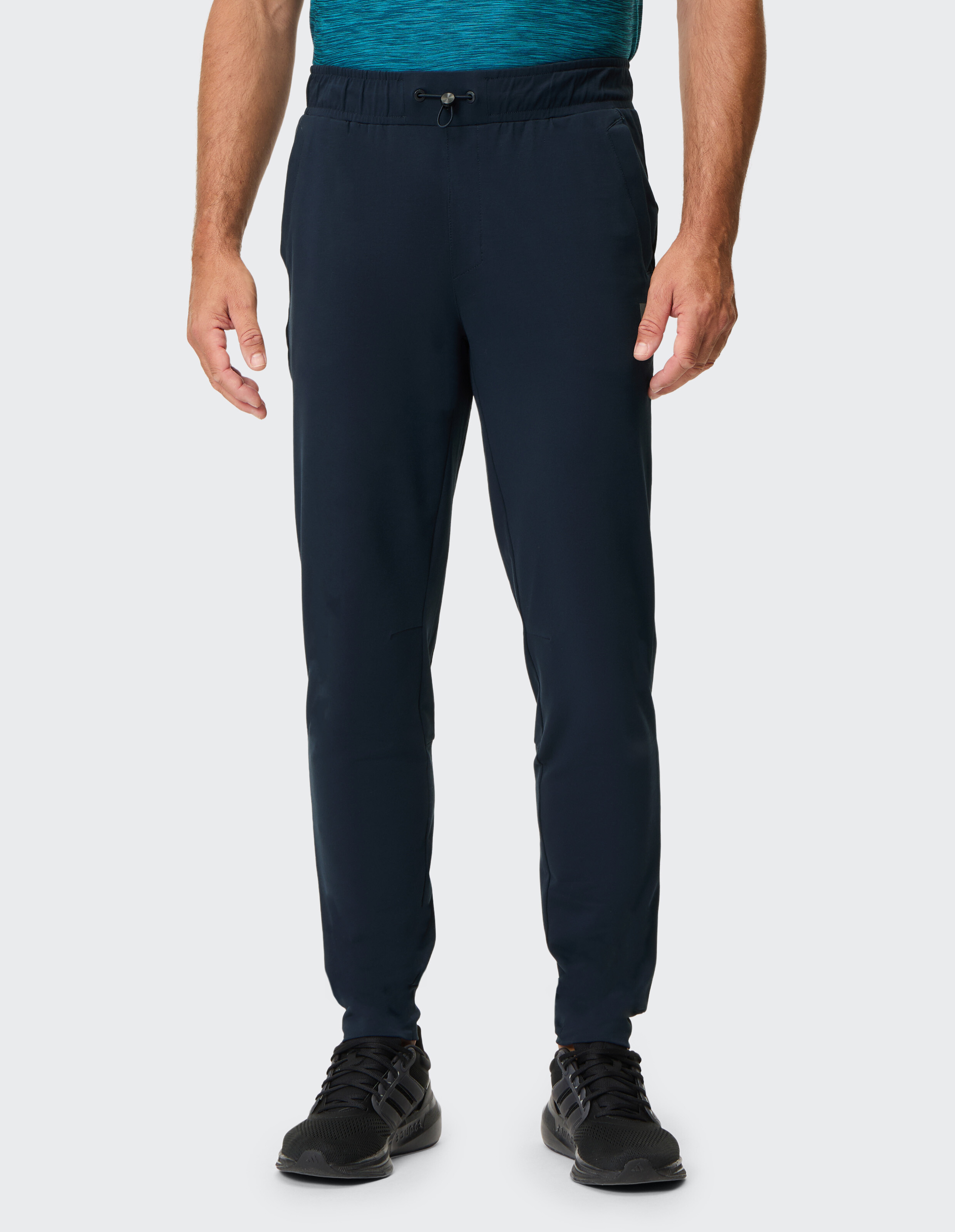 Mann trägt bequeme, marineblaue Freizeit-Jogginghose mit Kordelzug an der Taille.