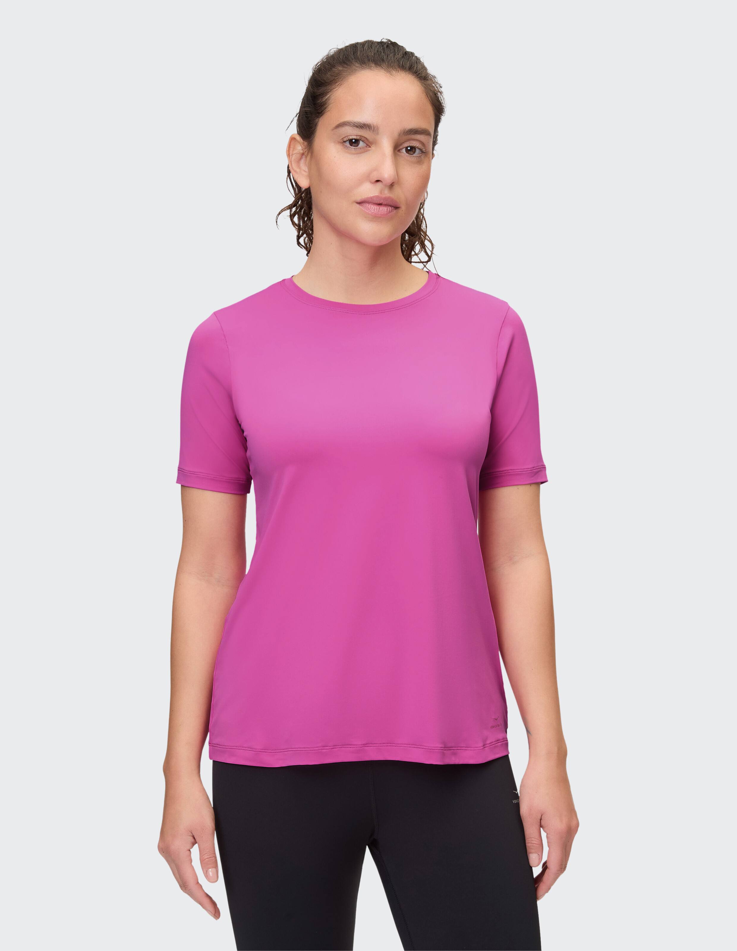 Frau trägt ein bequemes magentafarbenes, kurzärmliges Freizeit-T-Shirt zum Entspannen.