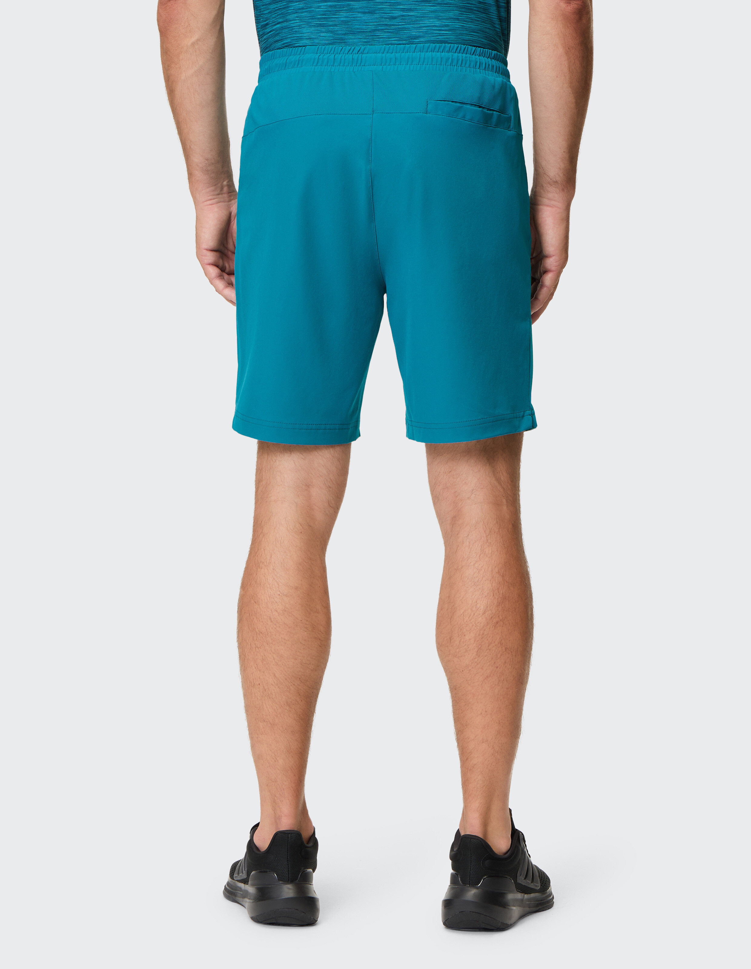 Türkise Shorts mit elastischem Bund, Kordelzug und zwei seitlichen Reißverschlusstaschen, ideal für Freizeit und Sport.
