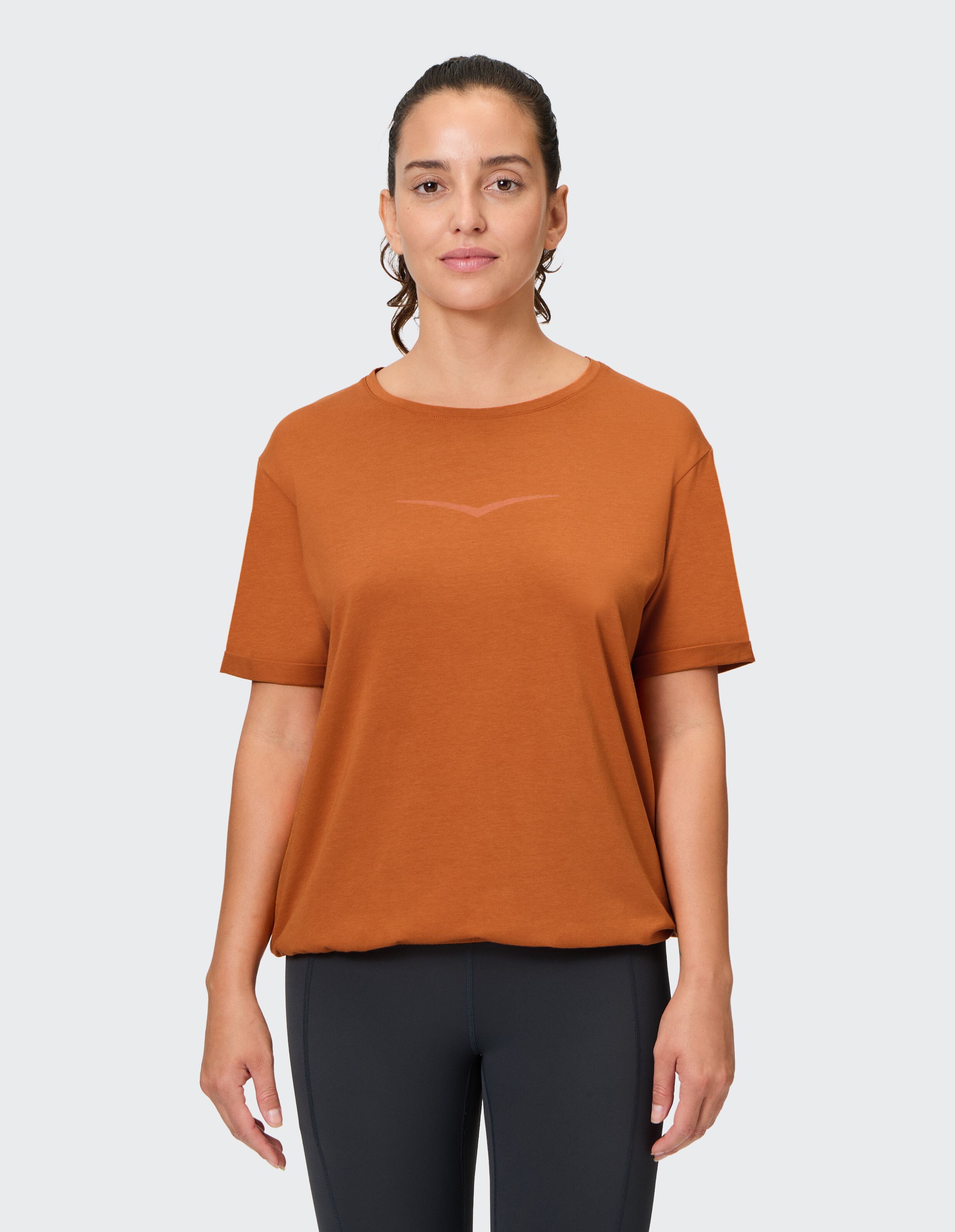 Frau trägt ein rostfarbenes Venice Beach Kurzarmshirt Freya für Freizeitkleidung.