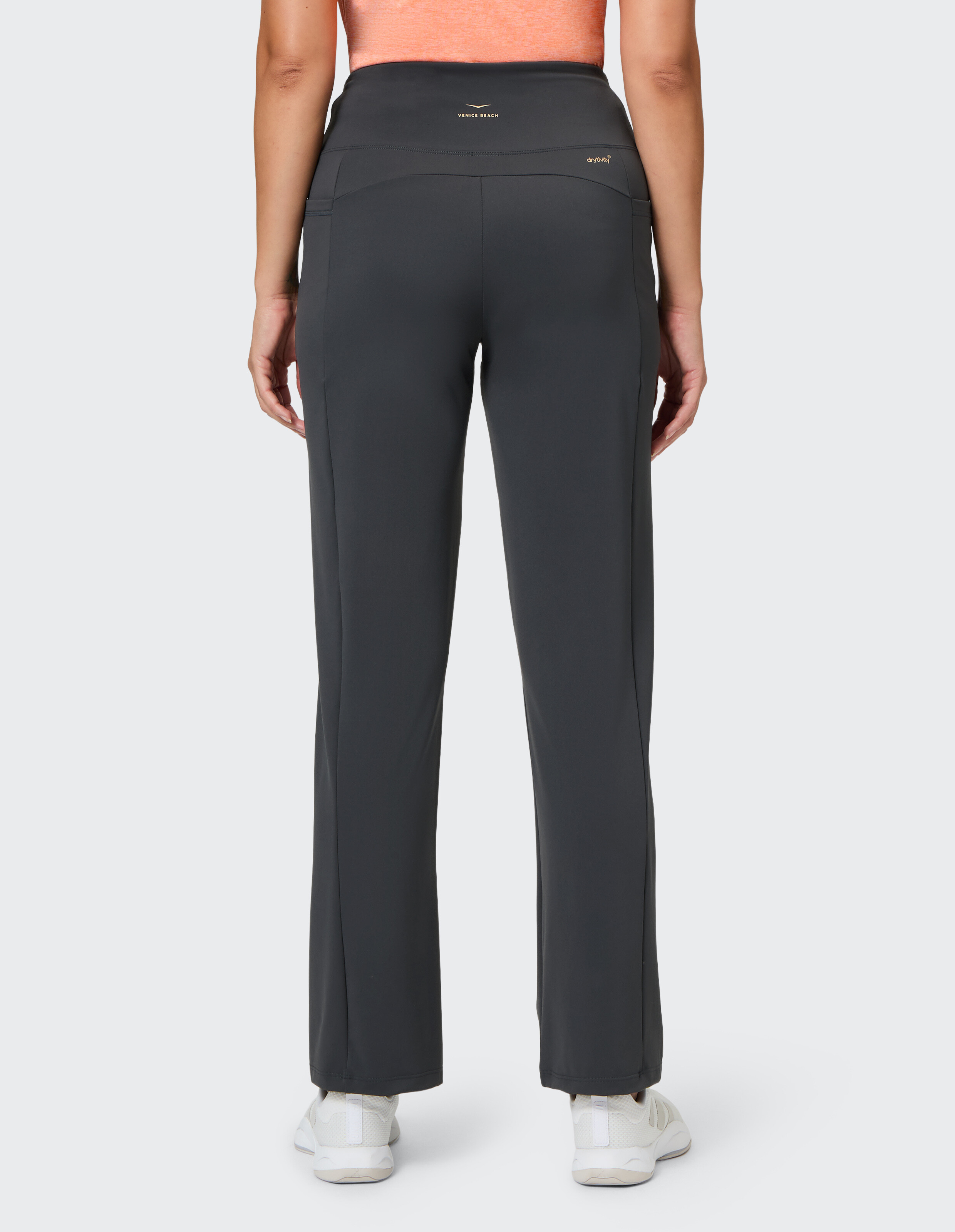 Rückansicht einer grauen Freizeithose für Damen mit bequemem Bund.