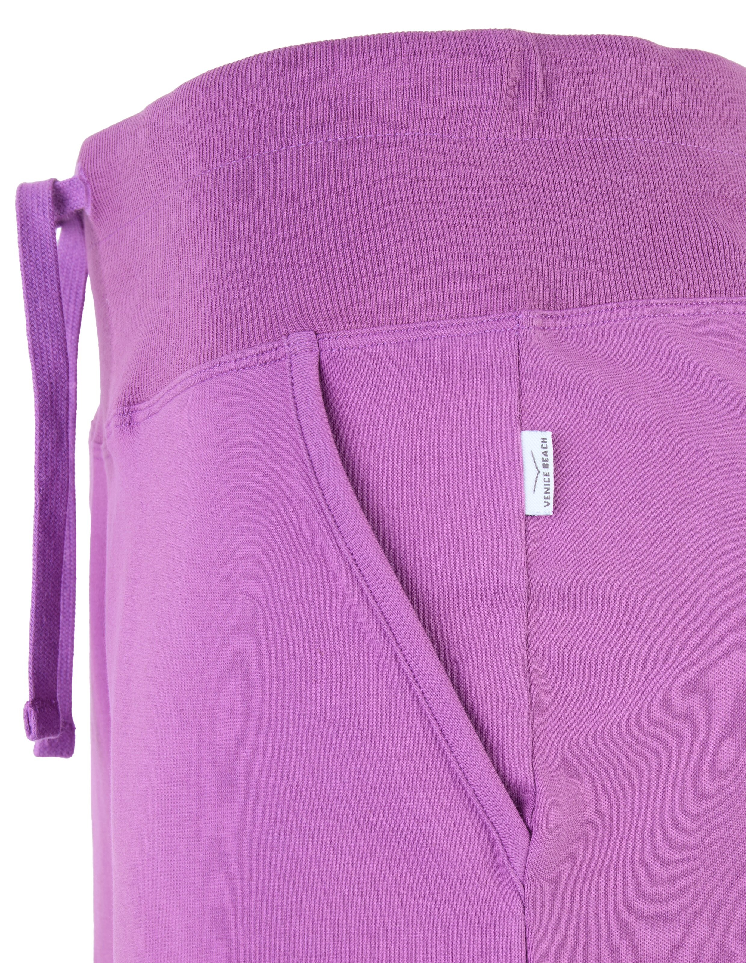 Nahaufnahme einer lila Freizeithose mit Kordelzug in der Taille und weichem Stoff.