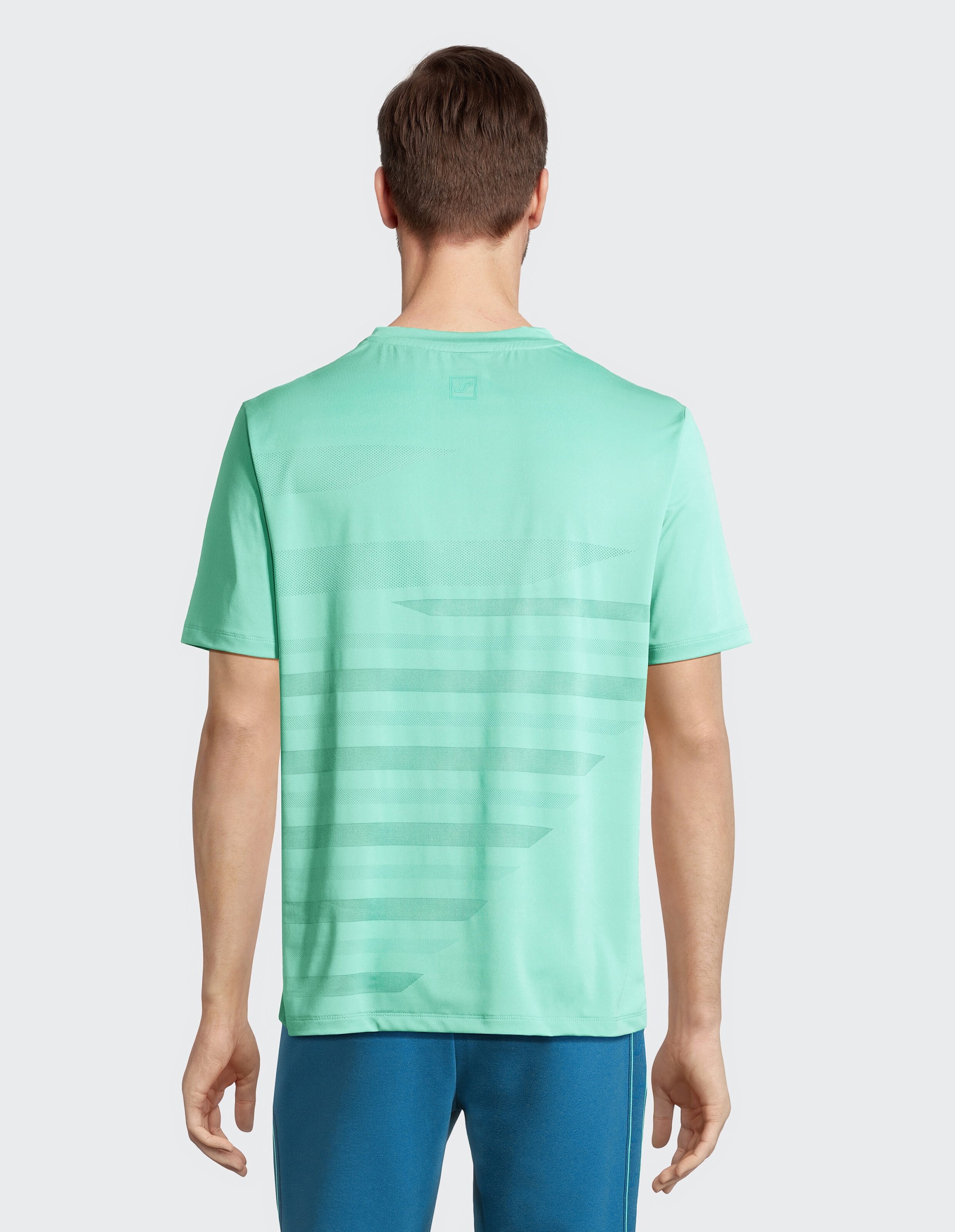 Grünes T-Shirt mit kurzem Ärmel, dezentem Logo und geometrischem Streifenmuster, ideal für sportliche Aktivitäten.