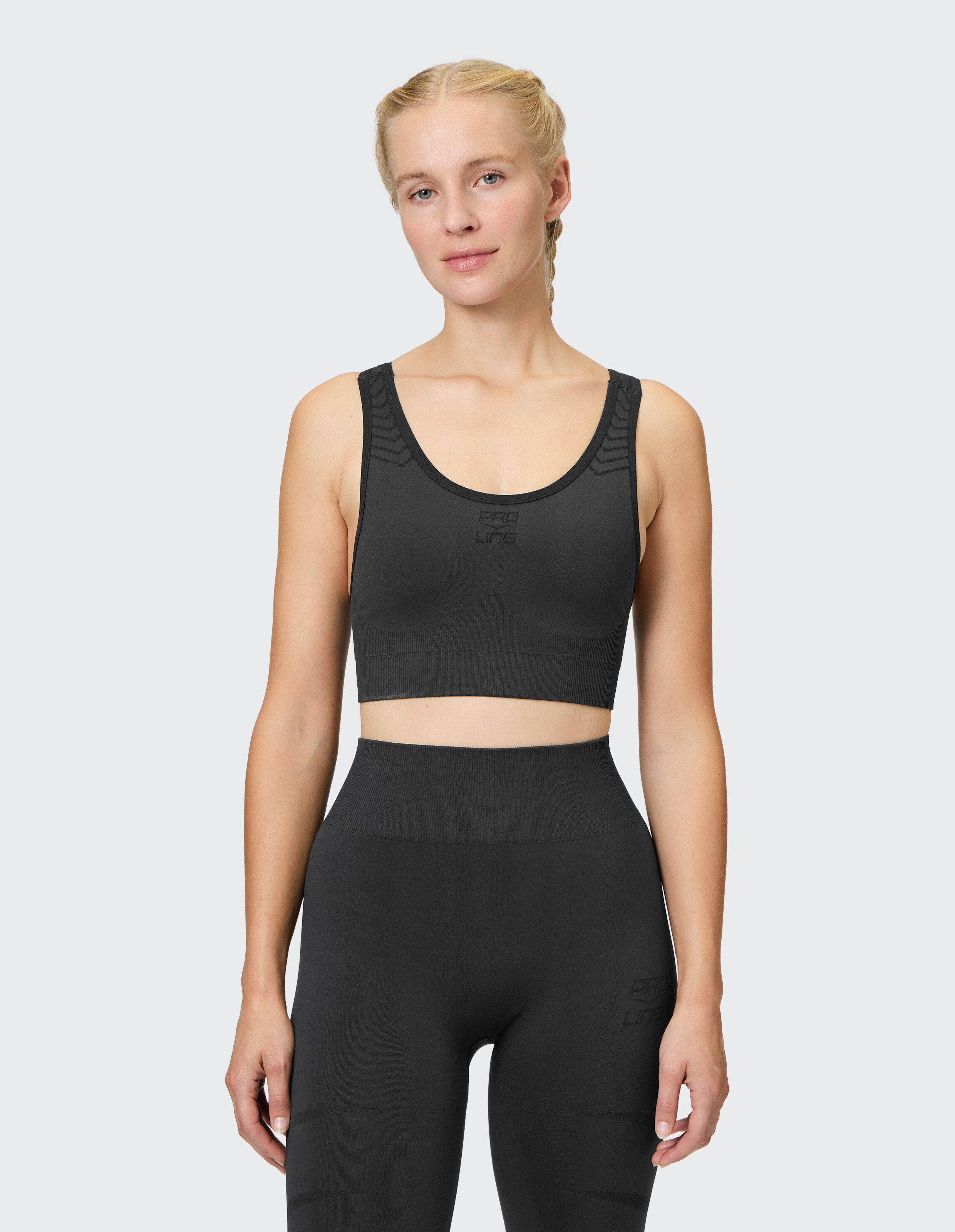 Schwarzer Sport-BH und Leggings mit hoher Taille für aktive Freizeitkleidung.
