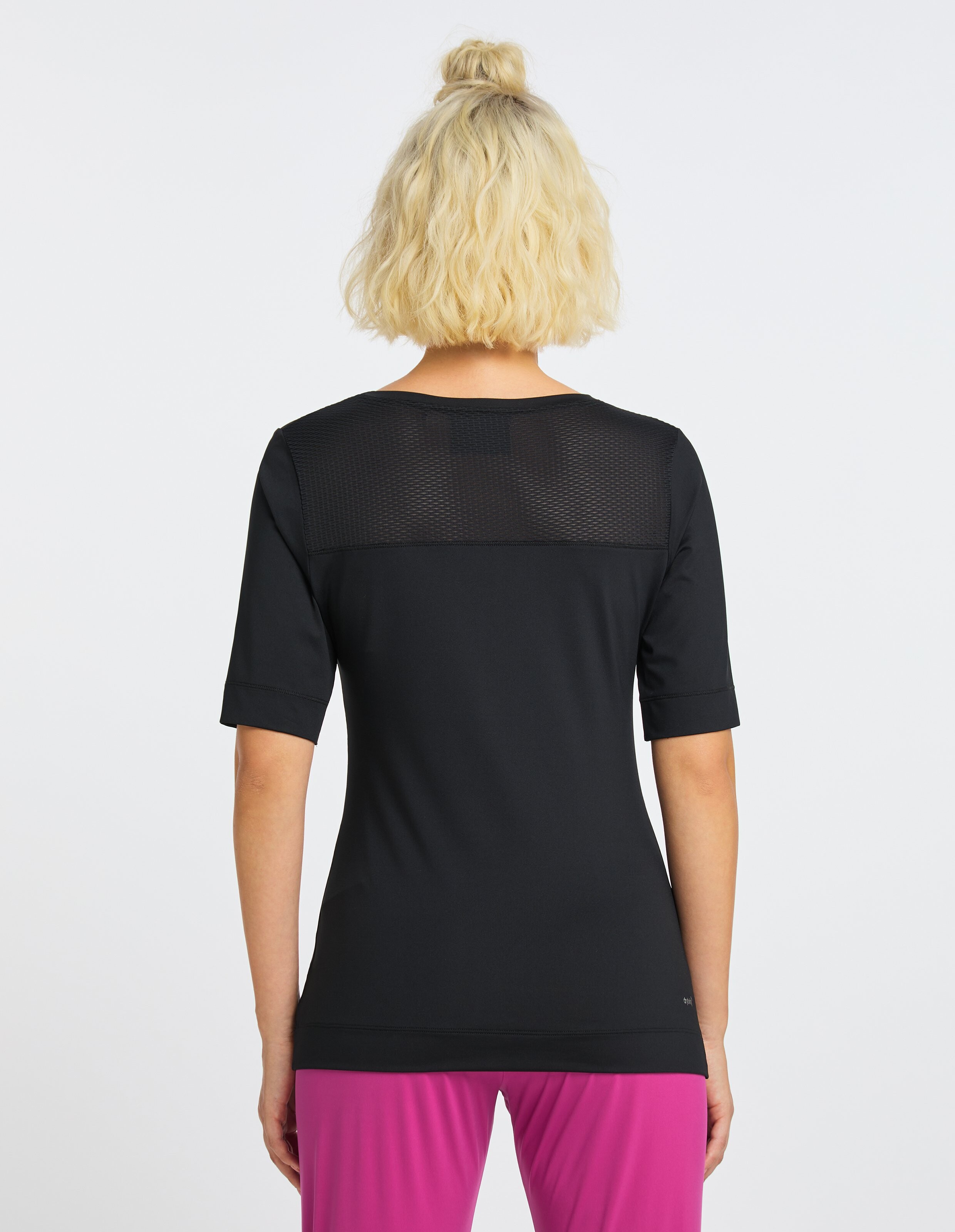 Rückansicht eines schwarzen Kurzarmoberteils mit Mesh-Detail, ideal für Freizeitkleidung.