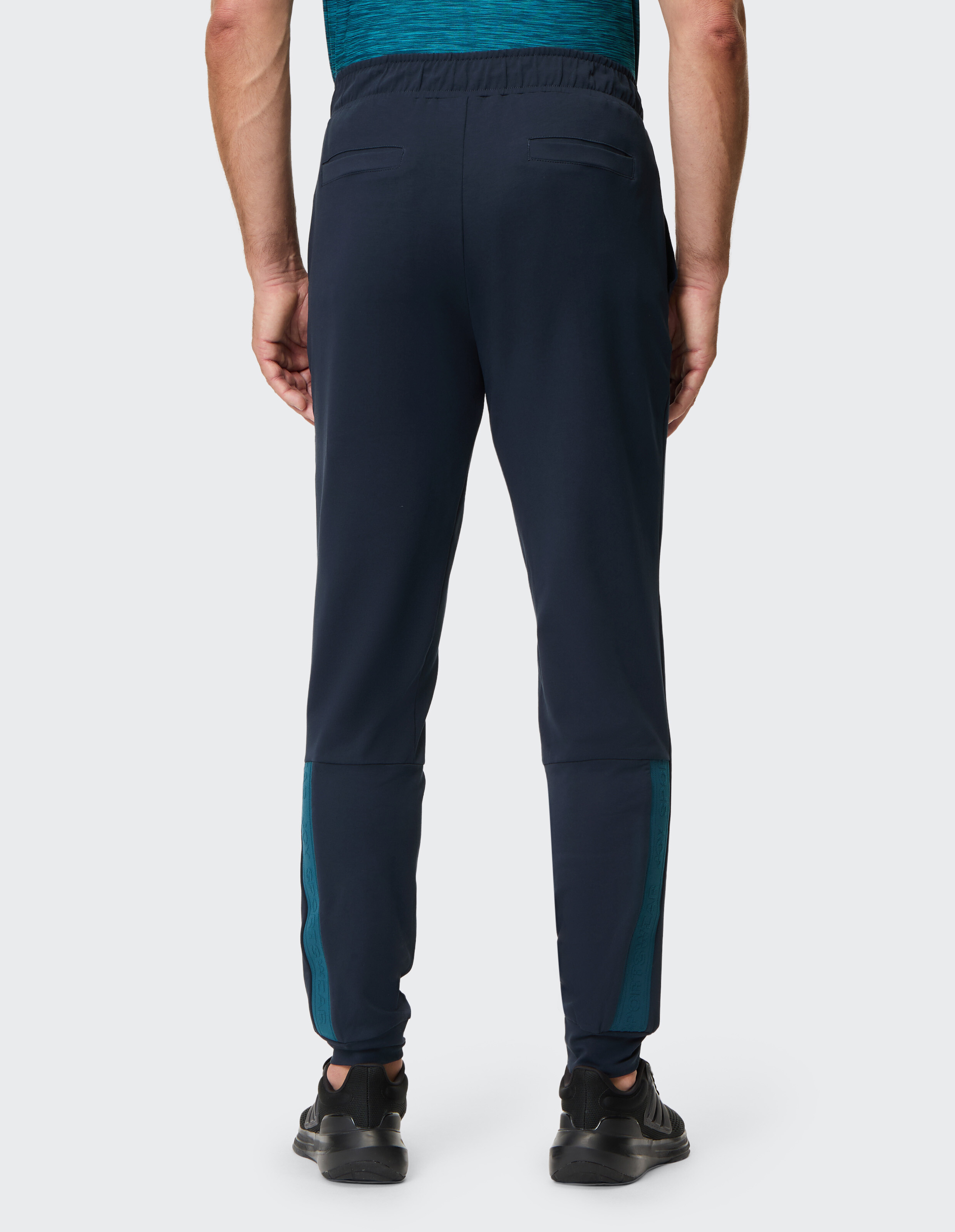 Rückansicht einer marineblauen Freizeit-Jogginghose mit blaugrünen Seitenakzenten für aktive Kleidung.