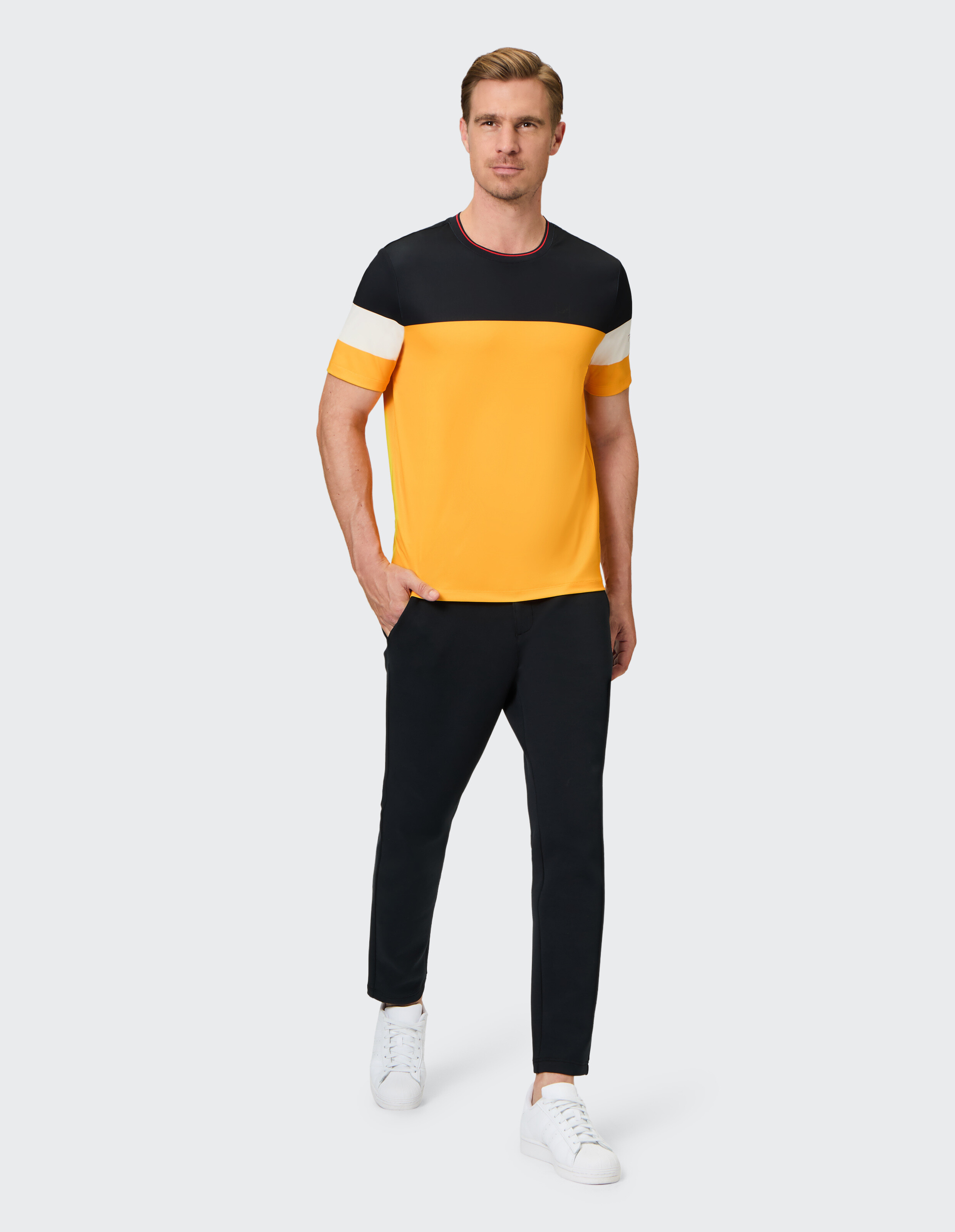 T-Shirt mit schwarz-orangem Blockstreifen-Design und weißem Akzent, Rundhalsausschnitt, und kurzem Ärmel, sportlicher Stil.