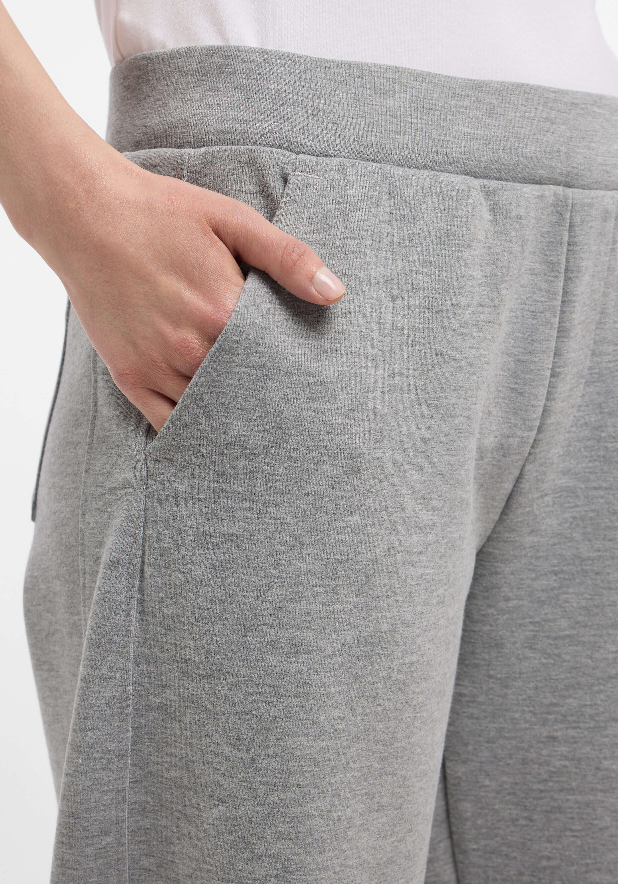 Nahaufnahme einer grauen Freizeit-Jogginghose mit Seitentasche und bequemem elastischem Bund.