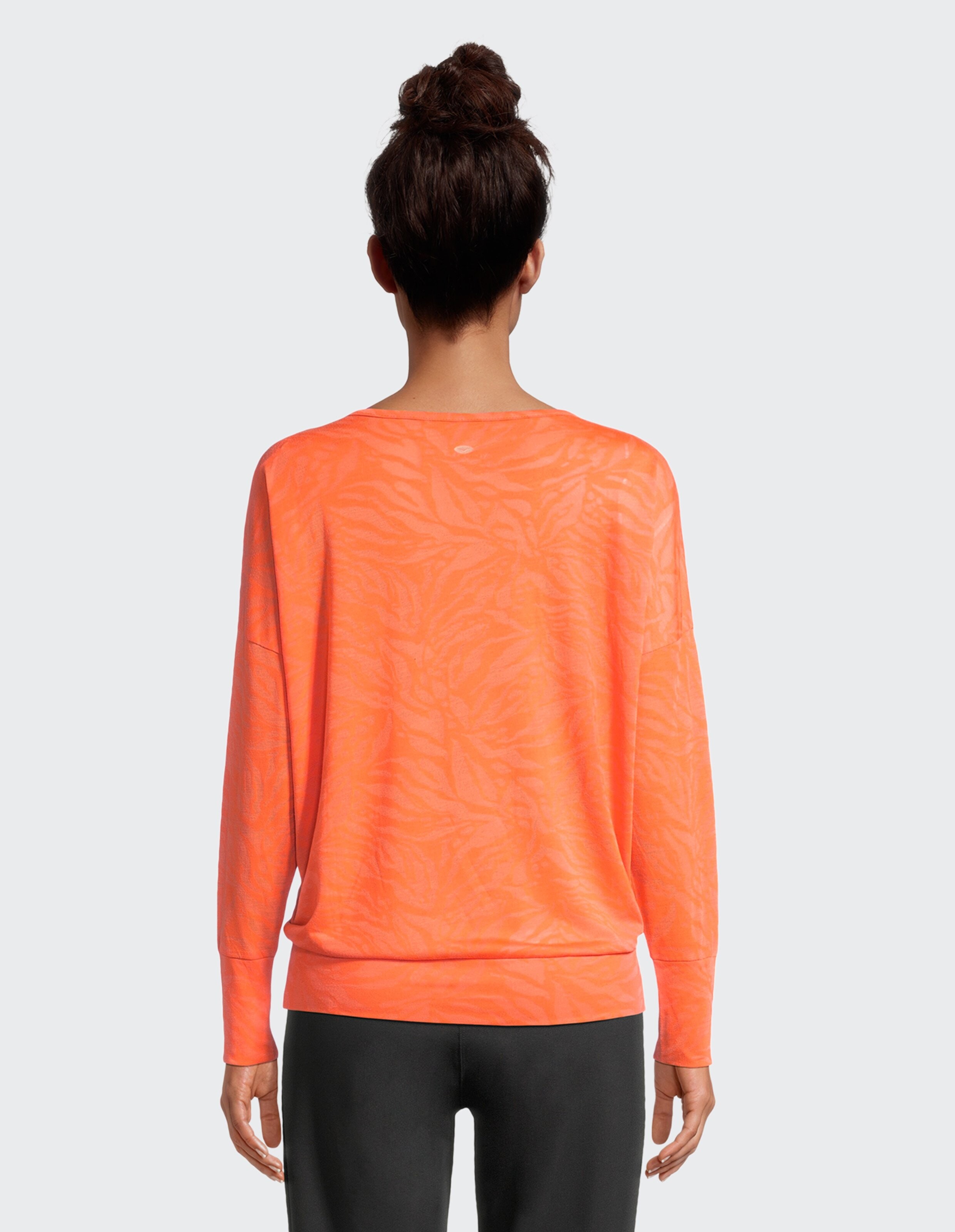 Rückansicht vom Venice Beach Langarmshirt Calma in Orange mit dezentem Blattmuster.