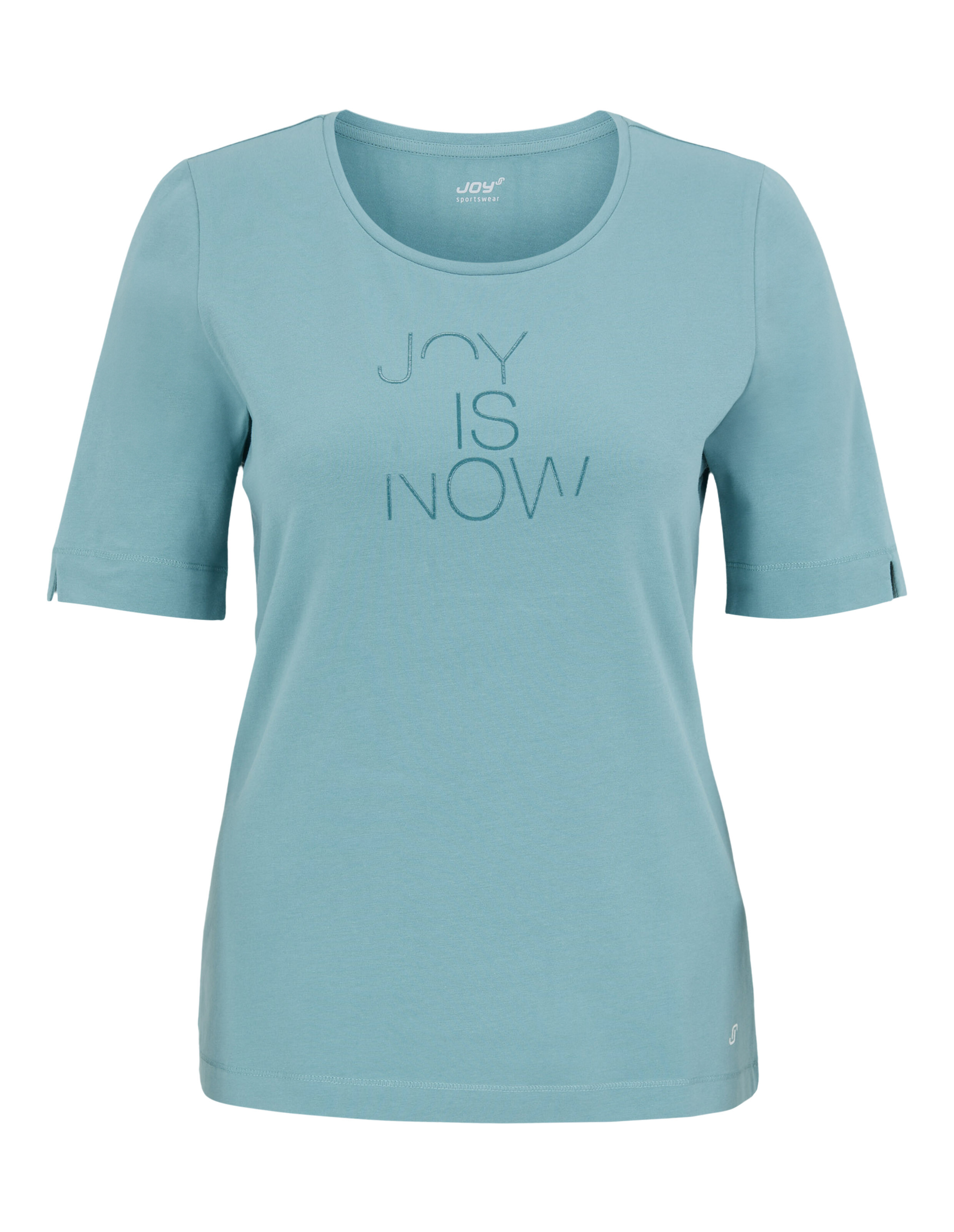 Hellblaues Kurzarm-T-Shirt mit dem Text „JOY IS NOW“.