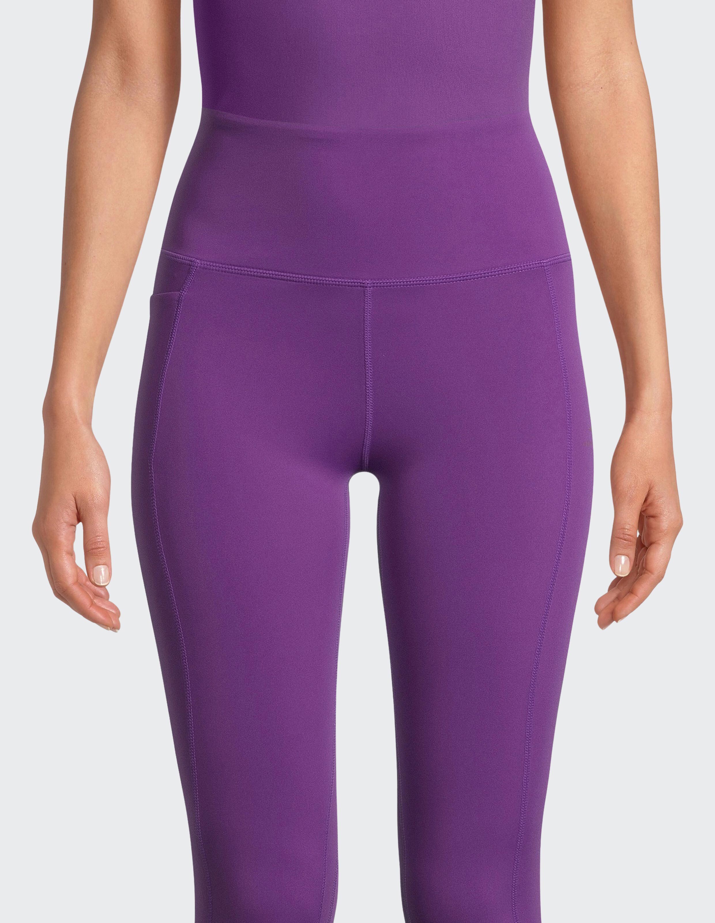 Nahaufnahme einer violetten Damenleggings aus glattem, dehnbarem Stoff.