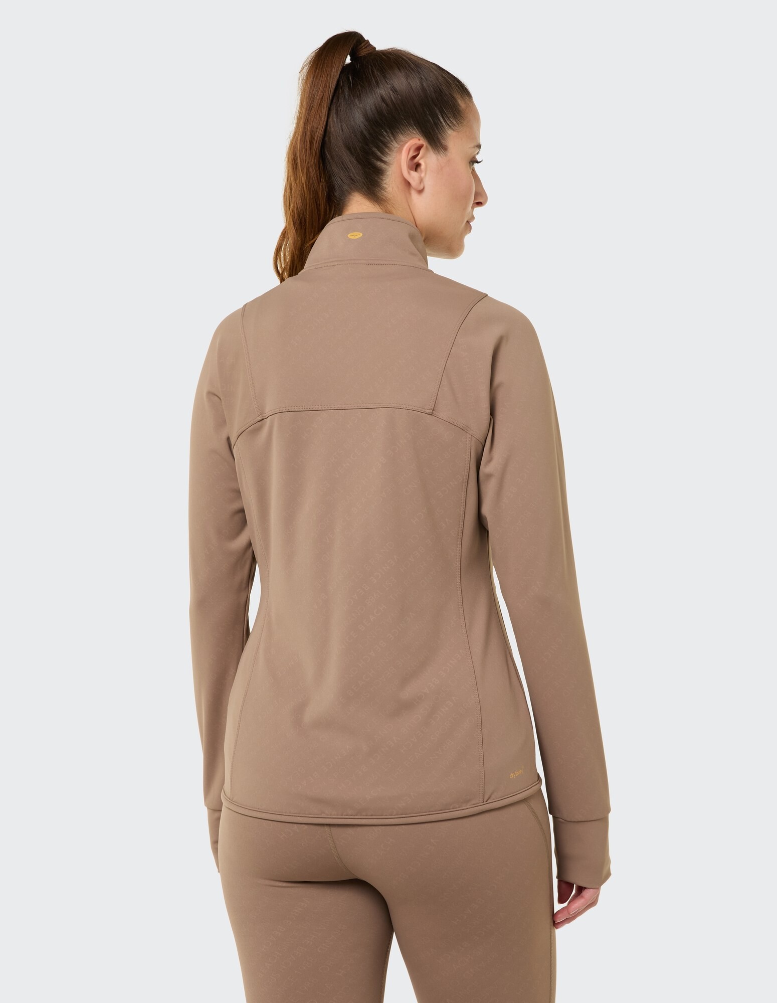 Rückansicht einer Frau in einer braunen, taillierten Jacke, perfekt für Freizeitkleidung.