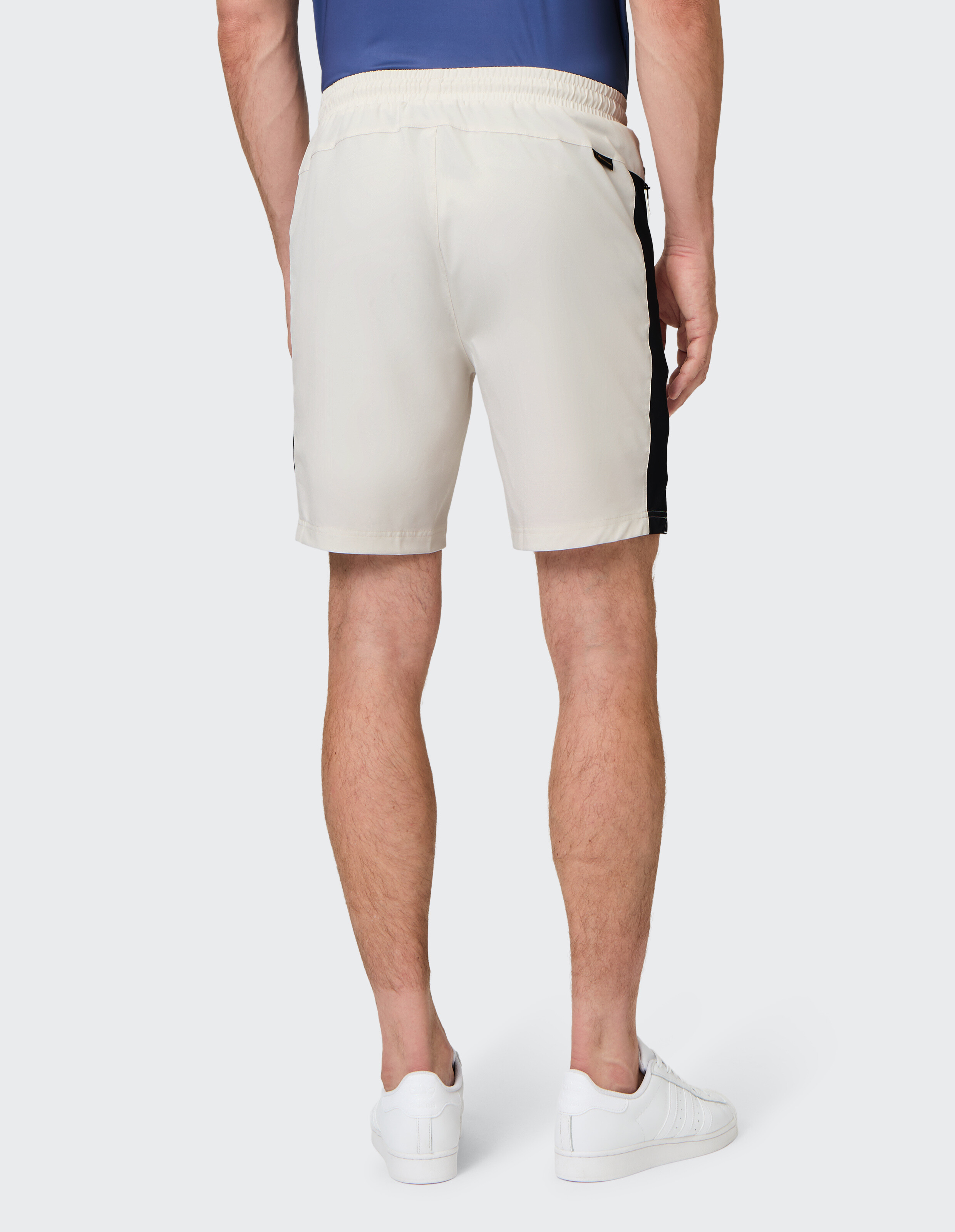 Rückansicht beigefarbener Freizeitshorts mit schwarzen Seitenstreifen für bequemes Tragen im Alltag.
