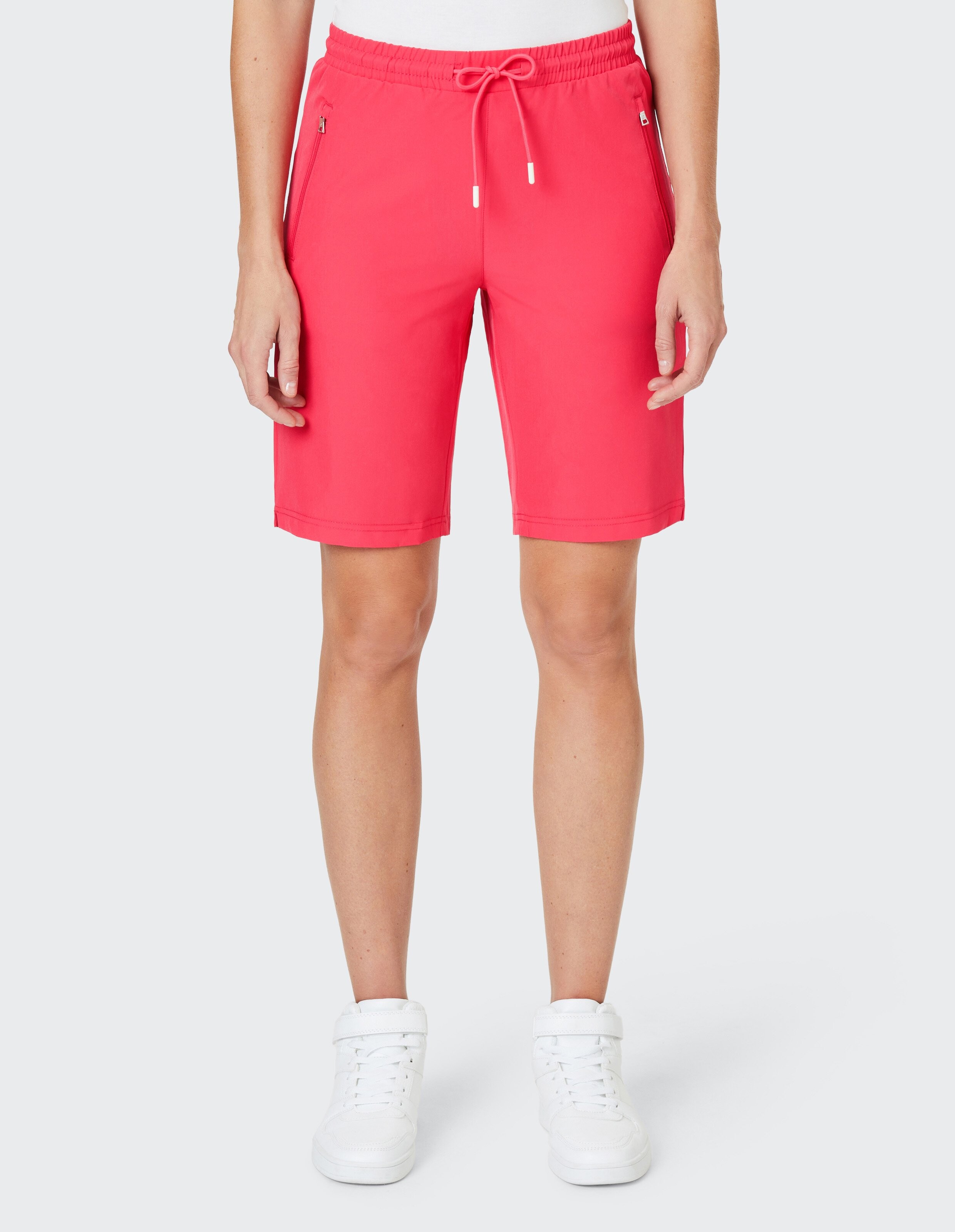 Leuchtend rote Shorts mit elastischem Bund und Kordelzug, geeignet für Freizeitaktivitäten, mit seitlichen Reißverschlusstaschen.