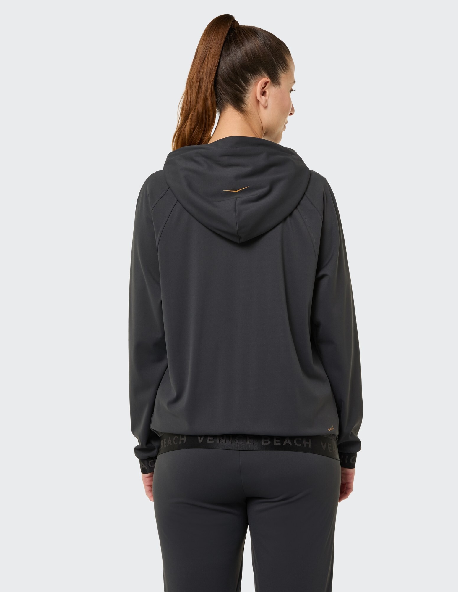 Rückansicht einer Frau in einem dunkelgrauen Kapuzenpullover, perfekt für Freizeitkleidung.
