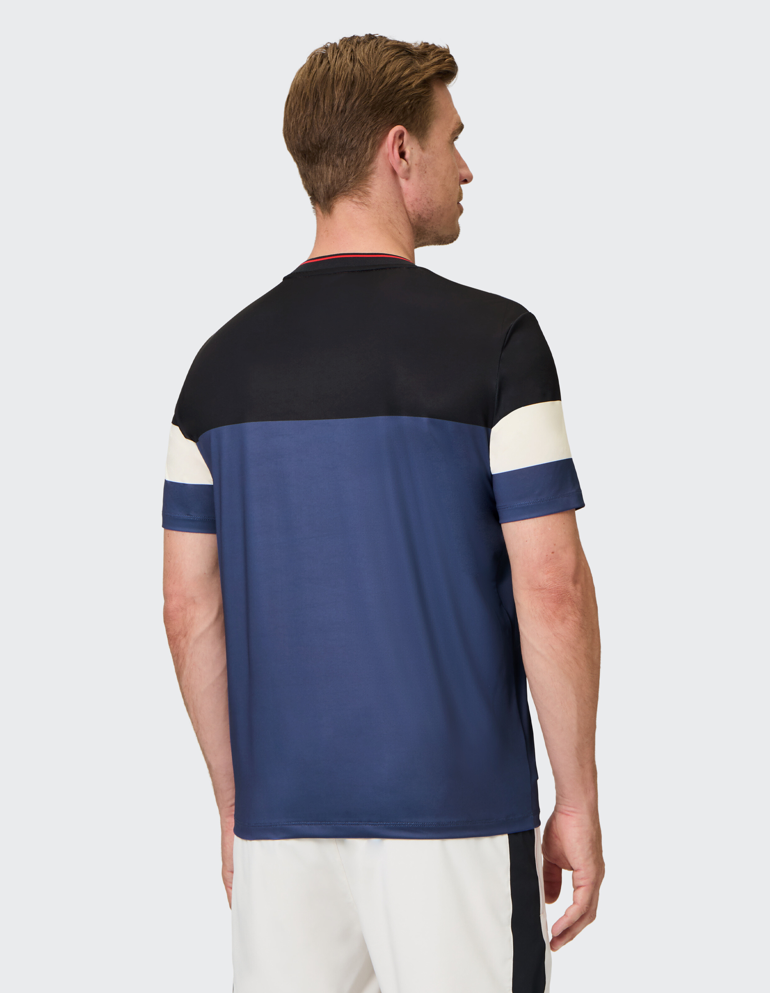 Lässiges Herren-Kurzarmhemd im Farbblockdesign in Marineblau, Schwarz und Creme, ideal für entspannte Ausflüge.